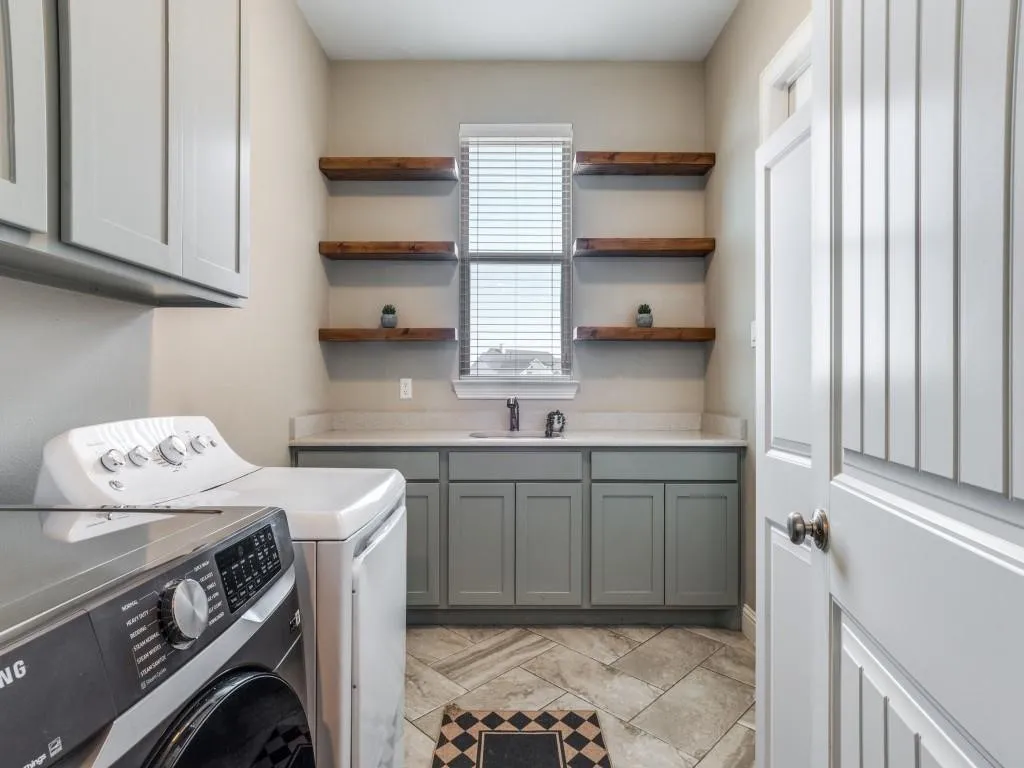 Single Family Residence For Sale in Kaufman County , 19121 Shortmeadow, Forney, Texas 75126, 3 Bedroom, 4 Bathroom, 3 Garage spaces, 3,137 Sqft, built in 2016, mls#21372253, Real Estate Agent in Forney, Homes For Sale in Kaufman county, Homes For Sale in Forney, Realtor in Forney Texas, Real Estate Brokerage Independent Realty Texas, Luminita Cordes Realtor