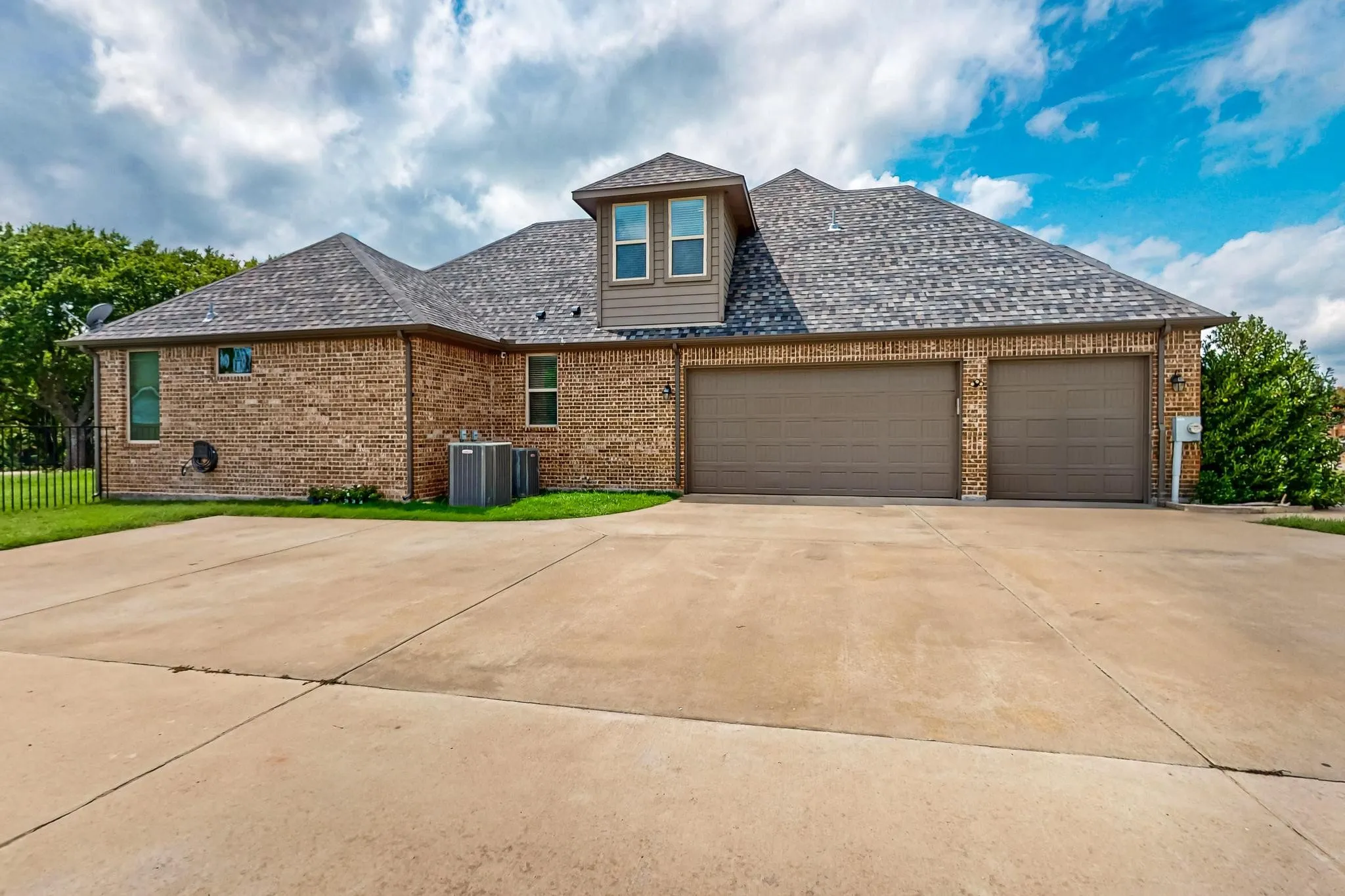 Single Family Residence For Sale in Kaufman County , 19121 Shortmeadow, Forney, Texas 75126, 3 Bedroom, 4 Bathroom, 3 Garage spaces, 3,137 Sqft, built in 2016, mls#21372253, Real Estate Agent in Forney, Homes For Sale in Kaufman county, Homes For Sale in Forney, Realtor in Forney Texas, Real Estate Brokerage Independent Realty Texas, Luminita Cordes Realtor