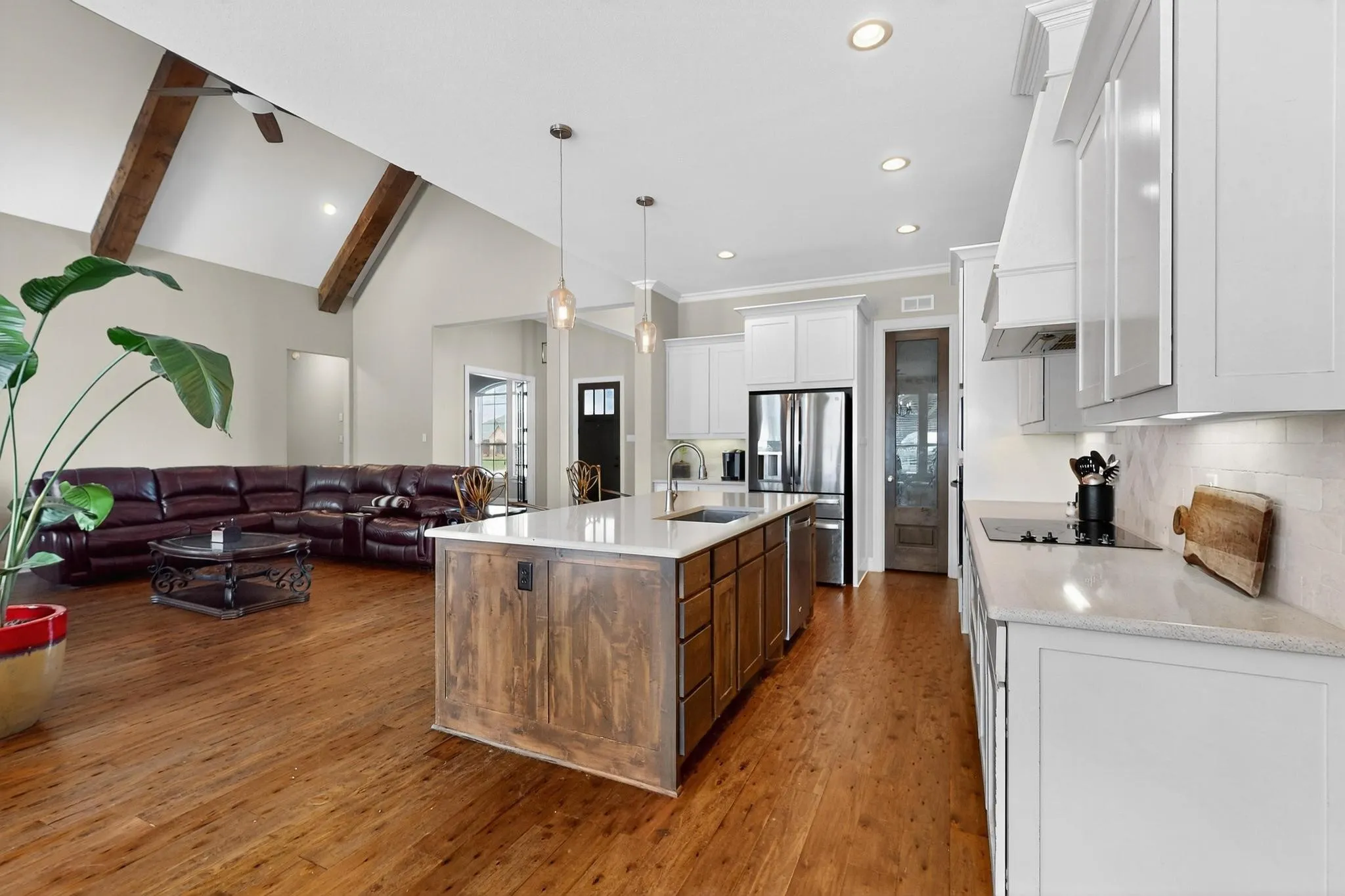 Single Family Residence For Sale in Kaufman County , 19121 Shortmeadow, Forney, Texas 75126, 3 Bedroom, 4 Bathroom, 3 Garage spaces, 3,137 Sqft, built in 2016, mls#21372253, Real Estate Agent in Forney, Homes For Sale in Kaufman county, Homes For Sale in Forney, Realtor in Forney Texas, Real Estate Brokerage Independent Realty Texas, Luminita Cordes Realtor