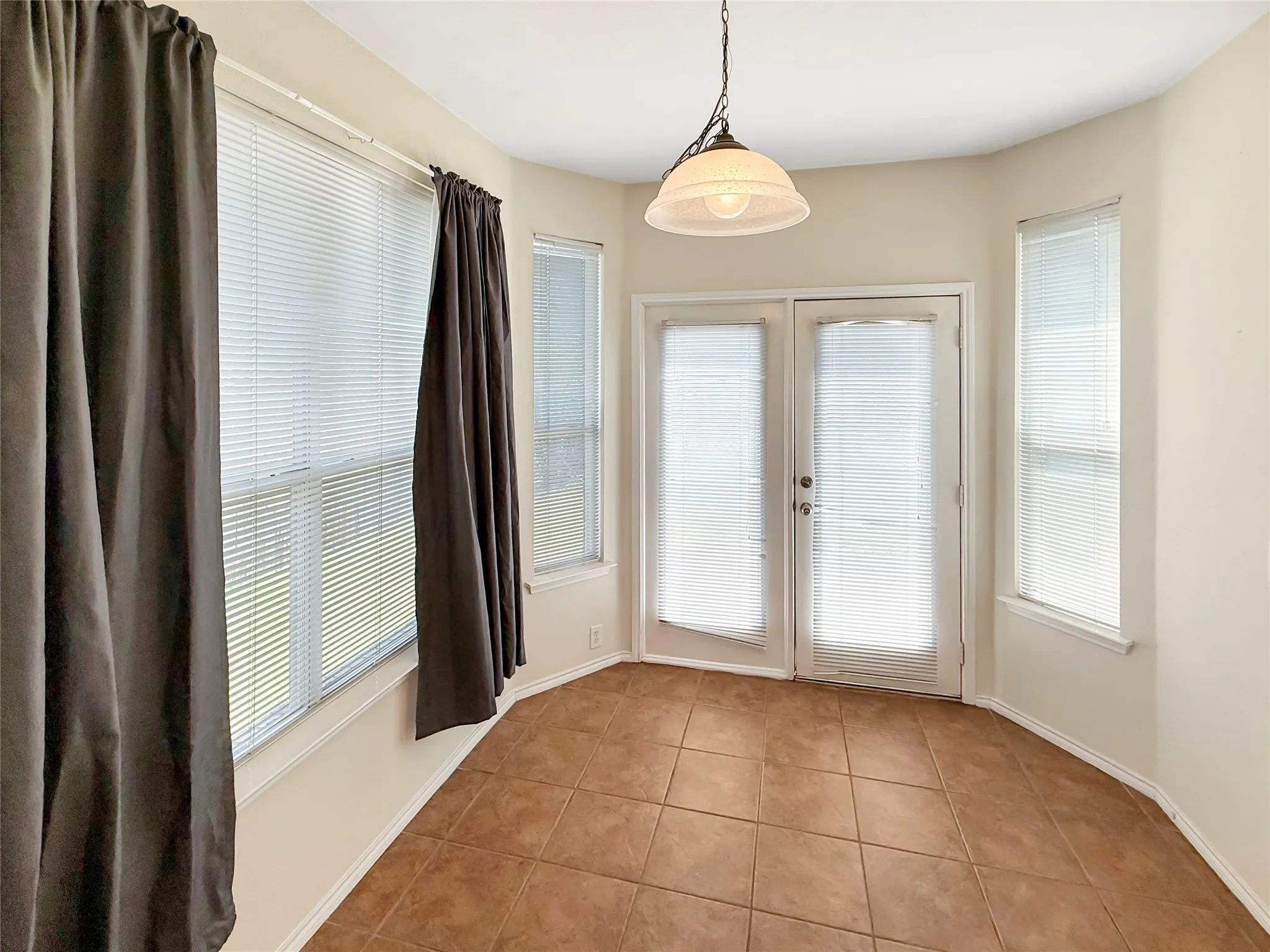 Single Family Residence For Rent in Tarrant County , 1740 Hidden Brook Drive, Grand Prairie, Texas 75050, 4 Bedroom, 3 Bathroom, 2 Garage spaces, 2,582 Sqft, built in 2005, mls#21372636, Real Estate Agent in Grand Prairie, Homes For Rent in Tarrant county, Homes For Rent in Grand Prairie, Realtor in Grand Prairie Texas, Real Estate Brokerage Independent Realty Texas, Luminita Cordes Realtor