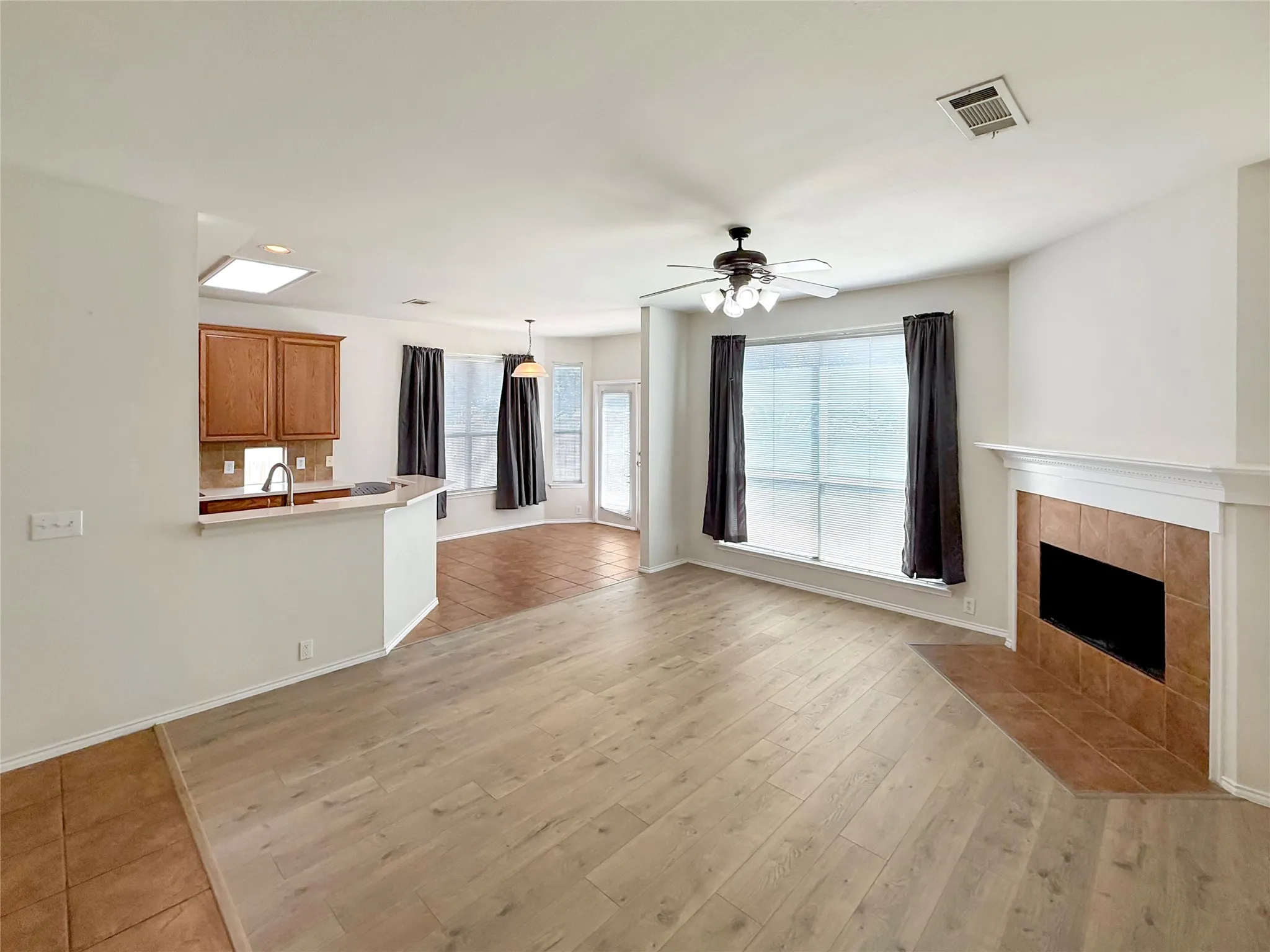 Single Family Residence For Rent in Tarrant County , 1740 Hidden Brook Drive, Grand Prairie, Texas 75050, 4 Bedroom, 3 Bathroom, 2 Garage spaces, 2,582 Sqft, built in 2005, mls#21372636, Real Estate Agent in Grand Prairie, Homes For Rent in Tarrant county, Homes For Rent in Grand Prairie, Realtor in Grand Prairie Texas, Real Estate Brokerage Independent Realty Texas, Luminita Cordes Realtor