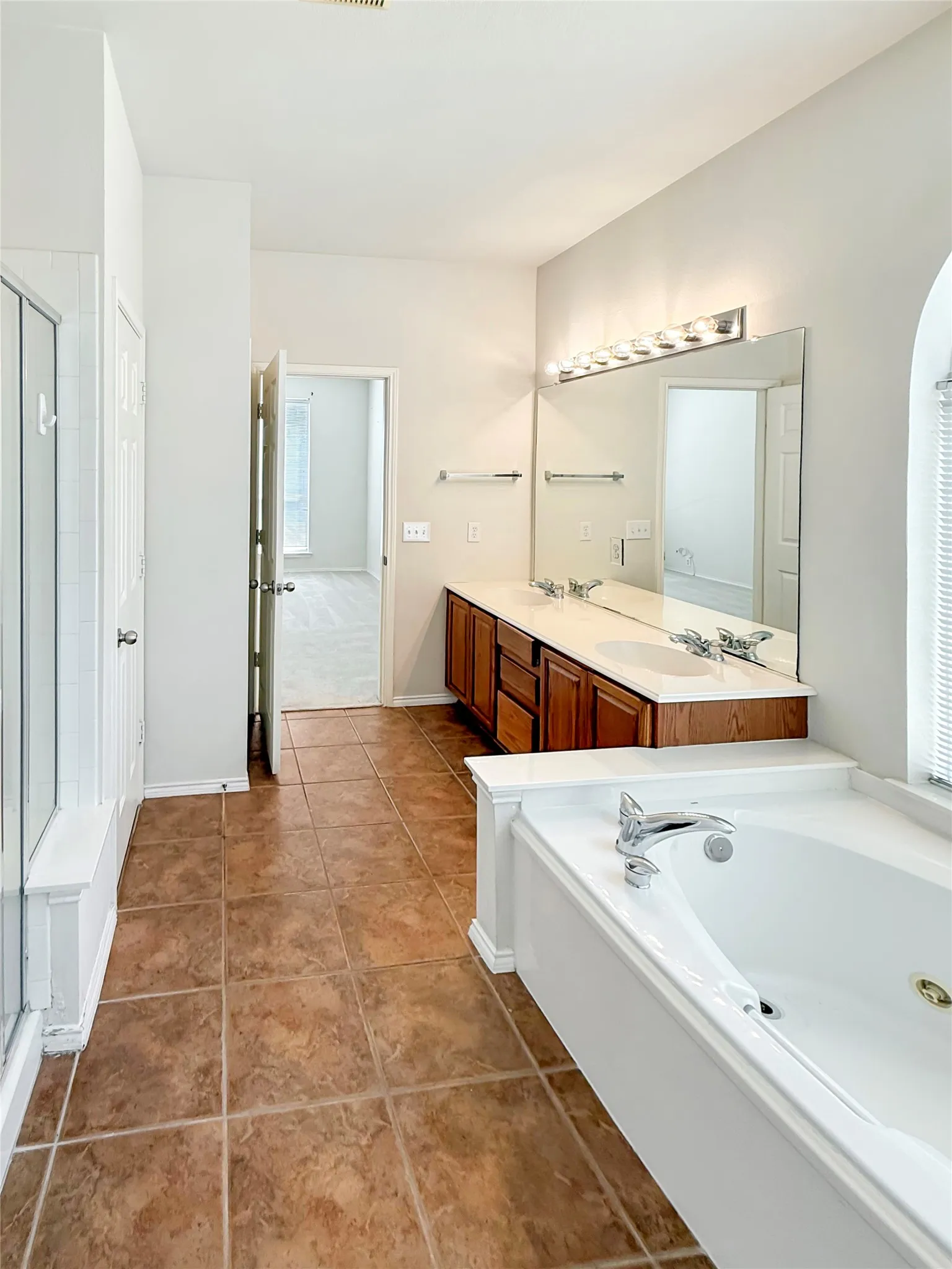 Single Family Residence For Rent in Tarrant County , 1740 Hidden Brook Drive, Grand Prairie, Texas 75050, 4 Bedroom, 3 Bathroom, 2 Garage spaces, 2,582 Sqft, built in 2005, mls#21372636, Real Estate Agent in Grand Prairie, Homes For Rent in Tarrant county, Homes For Rent in Grand Prairie, Realtor in Grand Prairie Texas, Real Estate Brokerage Independent Realty Texas, Luminita Cordes Realtor