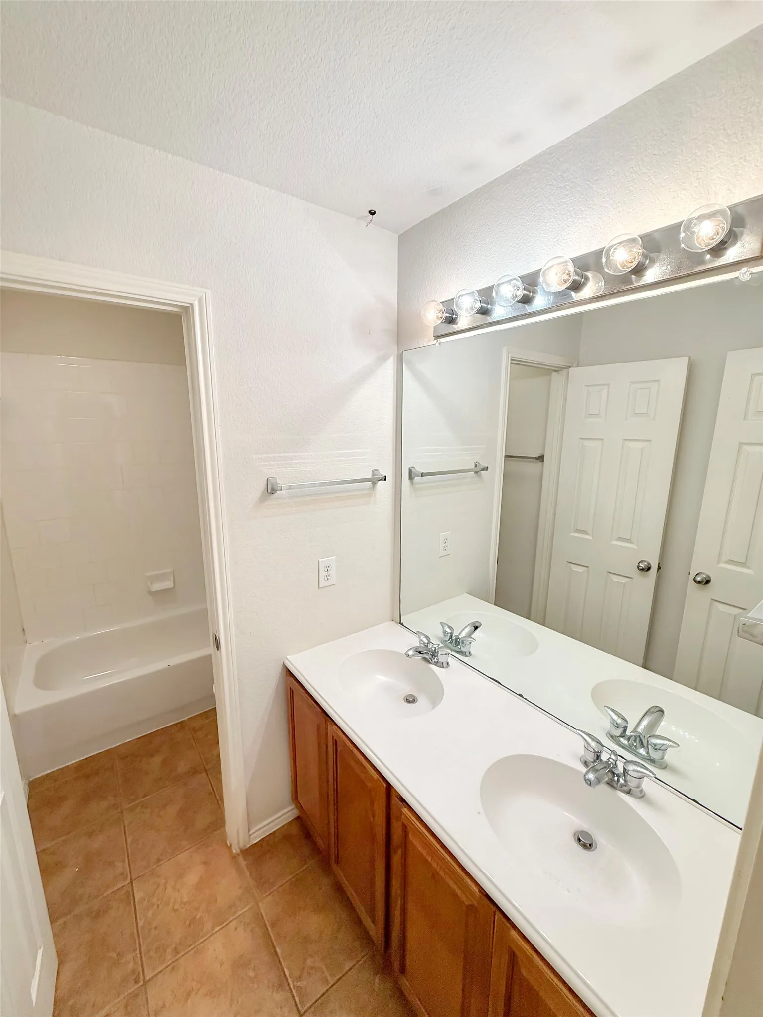 Single Family Residence For Rent in Tarrant County , 1740 Hidden Brook Drive, Grand Prairie, Texas 75050, 4 Bedroom, 3 Bathroom, 2 Garage spaces, 2,582 Sqft, built in 2005, mls#21372636, Real Estate Agent in Grand Prairie, Homes For Rent in Tarrant county, Homes For Rent in Grand Prairie, Realtor in Grand Prairie Texas, Real Estate Brokerage Independent Realty Texas, Luminita Cordes Realtor