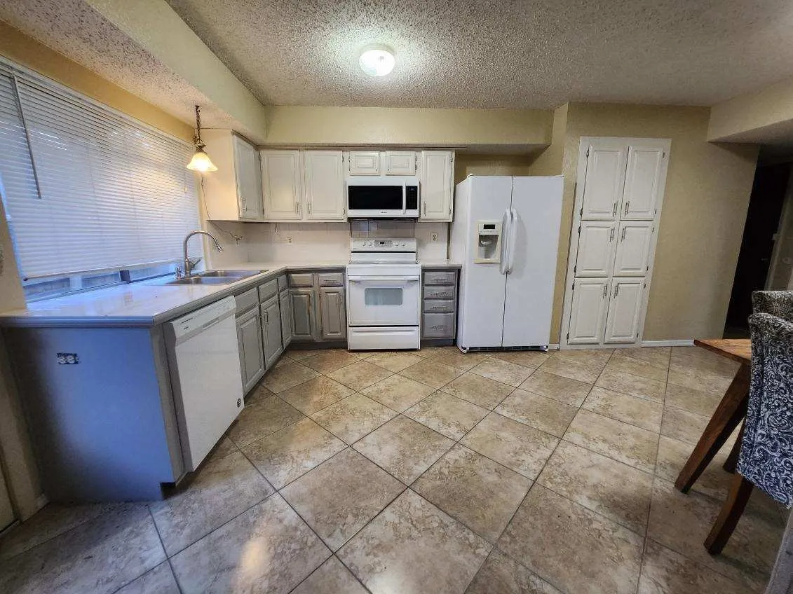 Single Family Residence For Rent in Dallas County , 2517 Hollydale Drive, Garland, Texas 75044, 3 Bedroom, 2 Bathroom, 2 Garage spaces, 1,562 Sqft, built in 1983, mls#21372652, Real Estate Agent in Garland, Homes For Rent in Dallas county, Homes For Rent in Garland, Realtor in Garland Texas, Real Estate Brokerage Independent Realty Texas, Luminita Cordes Realtor