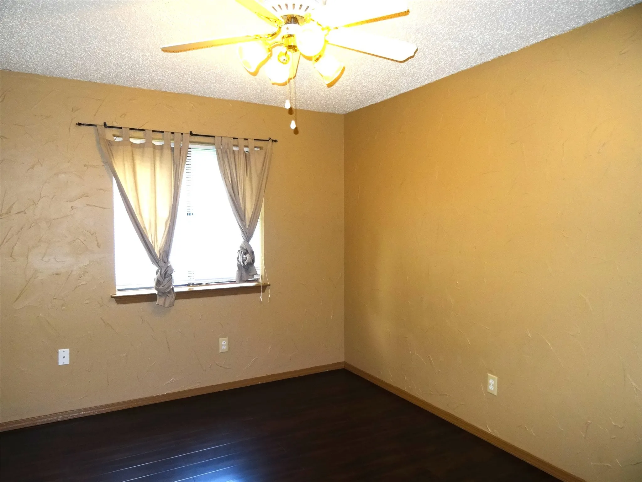 Single Family Residence For Rent in Dallas County , 2517 Hollydale Drive, Garland, Texas 75044, 3 Bedroom, 2 Bathroom, 2 Garage spaces, 1,562 Sqft, built in 1983, mls#21372652, Real Estate Agent in Garland, Homes For Rent in Dallas county, Homes For Rent in Garland, Realtor in Garland Texas, Real Estate Brokerage Independent Realty Texas, Luminita Cordes Realtor