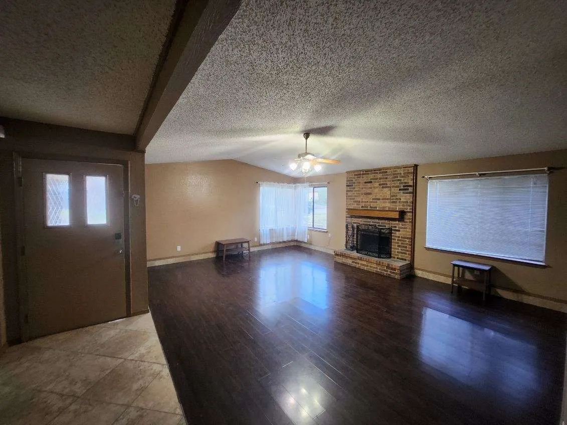 Single Family Residence For Rent in Dallas County , 2517 Hollydale Drive, Garland, Texas 75044, 3 Bedroom, 2 Bathroom, 2 Garage spaces, 1,562 Sqft, built in 1983, mls#21372652, Real Estate Agent in Garland, Homes For Rent in Dallas county, Homes For Rent in Garland, Realtor in Garland Texas, Real Estate Brokerage Independent Realty Texas, Luminita Cordes Realtor