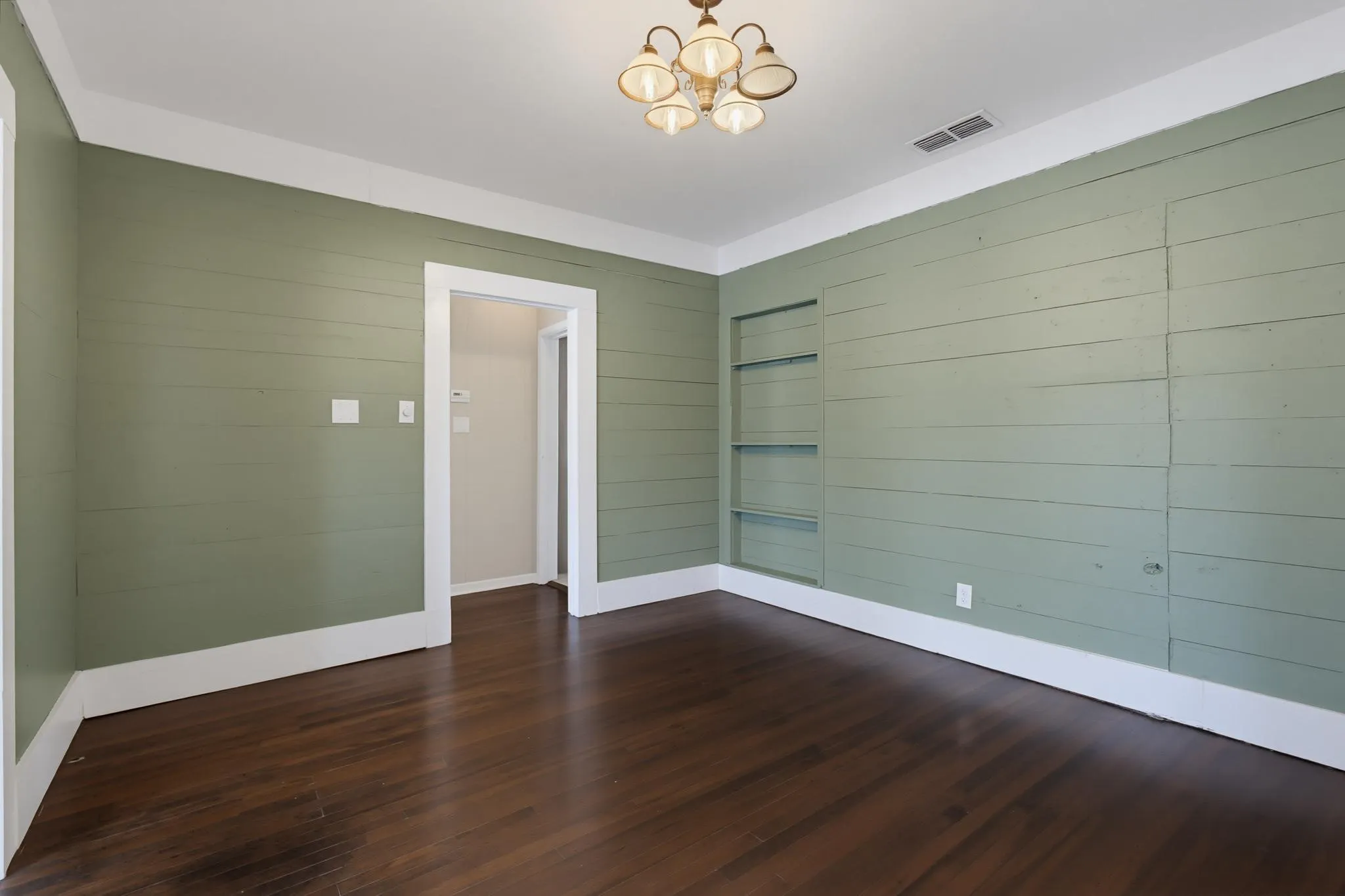 Single Family Residence For Sale in Taylor County , 2301 S 6th Street, Abilene, Texas 79605, 2 Bedroom, 2 Bathroom, Garage spaces, 1,551 Sqft, built in 1942, mls#21372632, Real Estate Agent in Abilene, Homes For Sale in Taylor county, Homes For Sale in Abilene, Realtor in Abilene Texas, Real Estate Brokerage Independent Realty Texas, Luminita Cordes Realtor