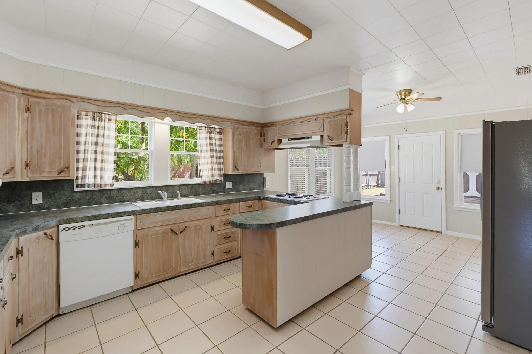 Single Family Residence For Sale in Taylor County , 2301 S 6th Street, Abilene, Texas 79605, 2 Bedroom, 2 Bathroom, Garage spaces, 1,551 Sqft, built in 1942, mls#21372632, Real Estate Agent in Abilene, Homes For Sale in Taylor county, Homes For Sale in Abilene, Realtor in Abilene Texas, Real Estate Brokerage Independent Realty Texas, Luminita Cordes Realtor