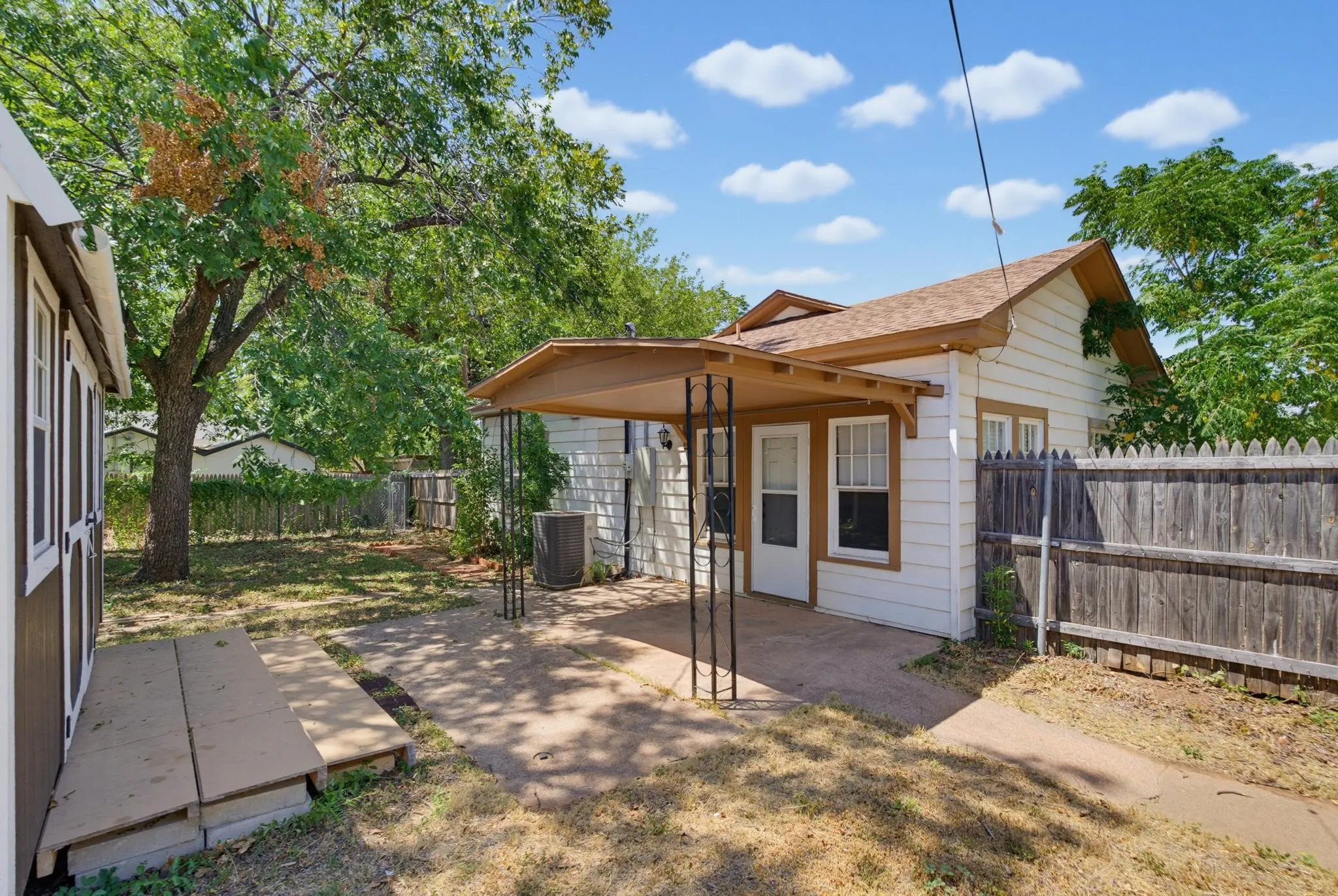 Single Family Residence For Sale in Taylor County , 2301 S 6th Street, Abilene, Texas 79605, 2 Bedroom, 2 Bathroom, Garage spaces, 1,551 Sqft, built in 1942, mls#21372632, Real Estate Agent in Abilene, Homes For Sale in Taylor county, Homes For Sale in Abilene, Realtor in Abilene Texas, Real Estate Brokerage Independent Realty Texas, Luminita Cordes Realtor