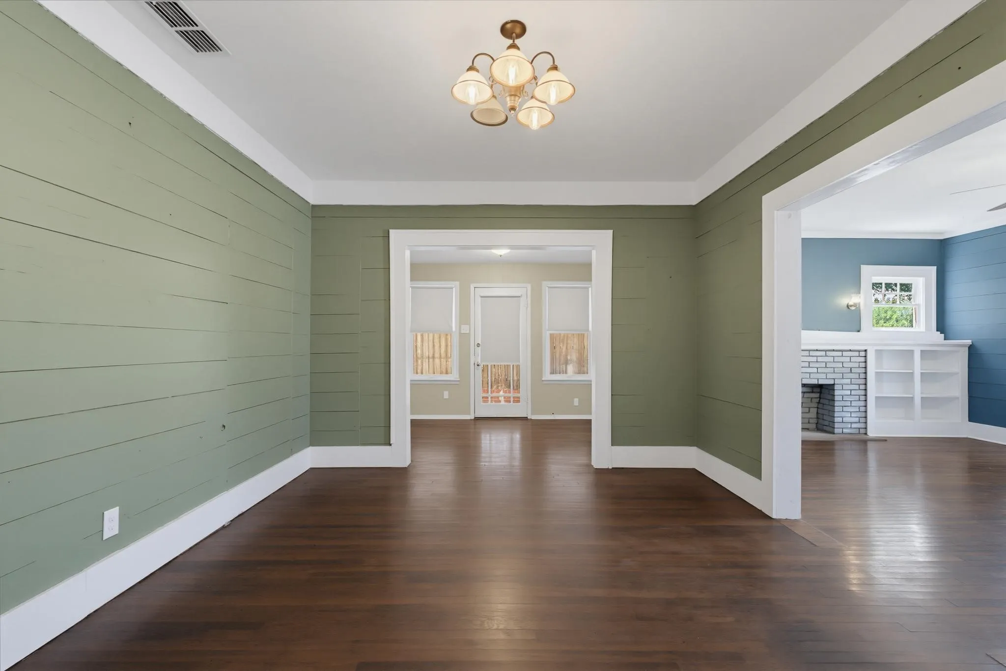 Single Family Residence For Sale in Taylor County , 2301 S 6th Street, Abilene, Texas 79605, 2 Bedroom, 2 Bathroom, Garage spaces, 1,551 Sqft, built in 1942, mls#21372632, Real Estate Agent in Abilene, Homes For Sale in Taylor county, Homes For Sale in Abilene, Realtor in Abilene Texas, Real Estate Brokerage Independent Realty Texas, Luminita Cordes Realtor