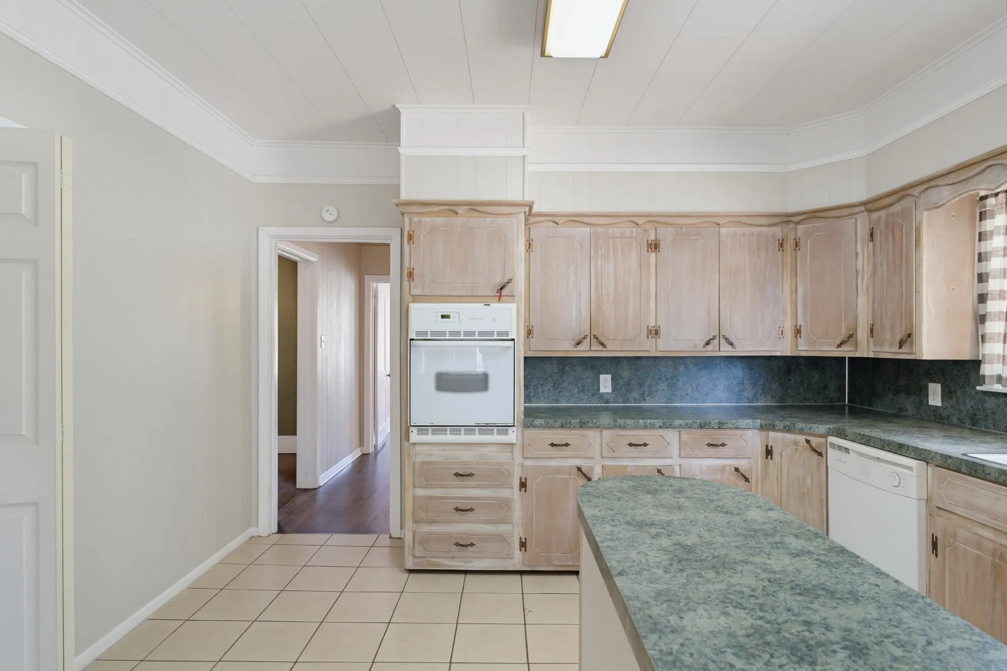 Single Family Residence For Sale in Taylor County , 2301 S 6th Street, Abilene, Texas 79605, 2 Bedroom, 2 Bathroom, Garage spaces, 1,551 Sqft, built in 1942, mls#21372632, Real Estate Agent in Abilene, Homes For Sale in Taylor county, Homes For Sale in Abilene, Realtor in Abilene Texas, Real Estate Brokerage Independent Realty Texas, Luminita Cordes Realtor