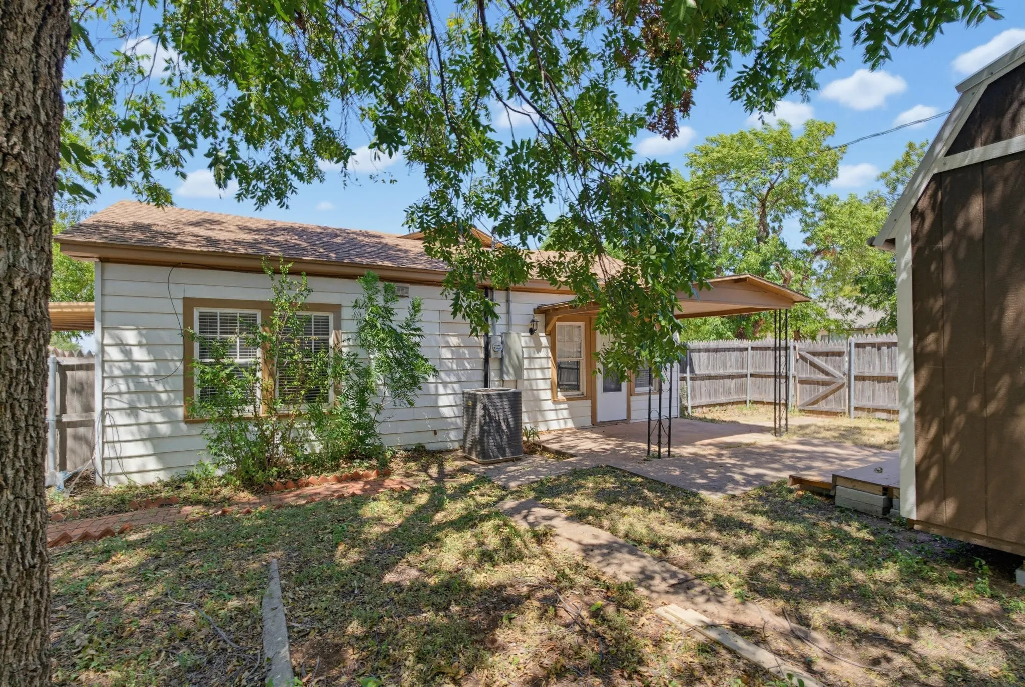 Single Family Residence For Sale in Taylor County , 2301 S 6th Street, Abilene, Texas 79605, 2 Bedroom, 2 Bathroom, Garage spaces, 1,551 Sqft, built in 1942, mls#21372632, Real Estate Agent in Abilene, Homes For Sale in Taylor county, Homes For Sale in Abilene, Realtor in Abilene Texas, Real Estate Brokerage Independent Realty Texas, Luminita Cordes Realtor