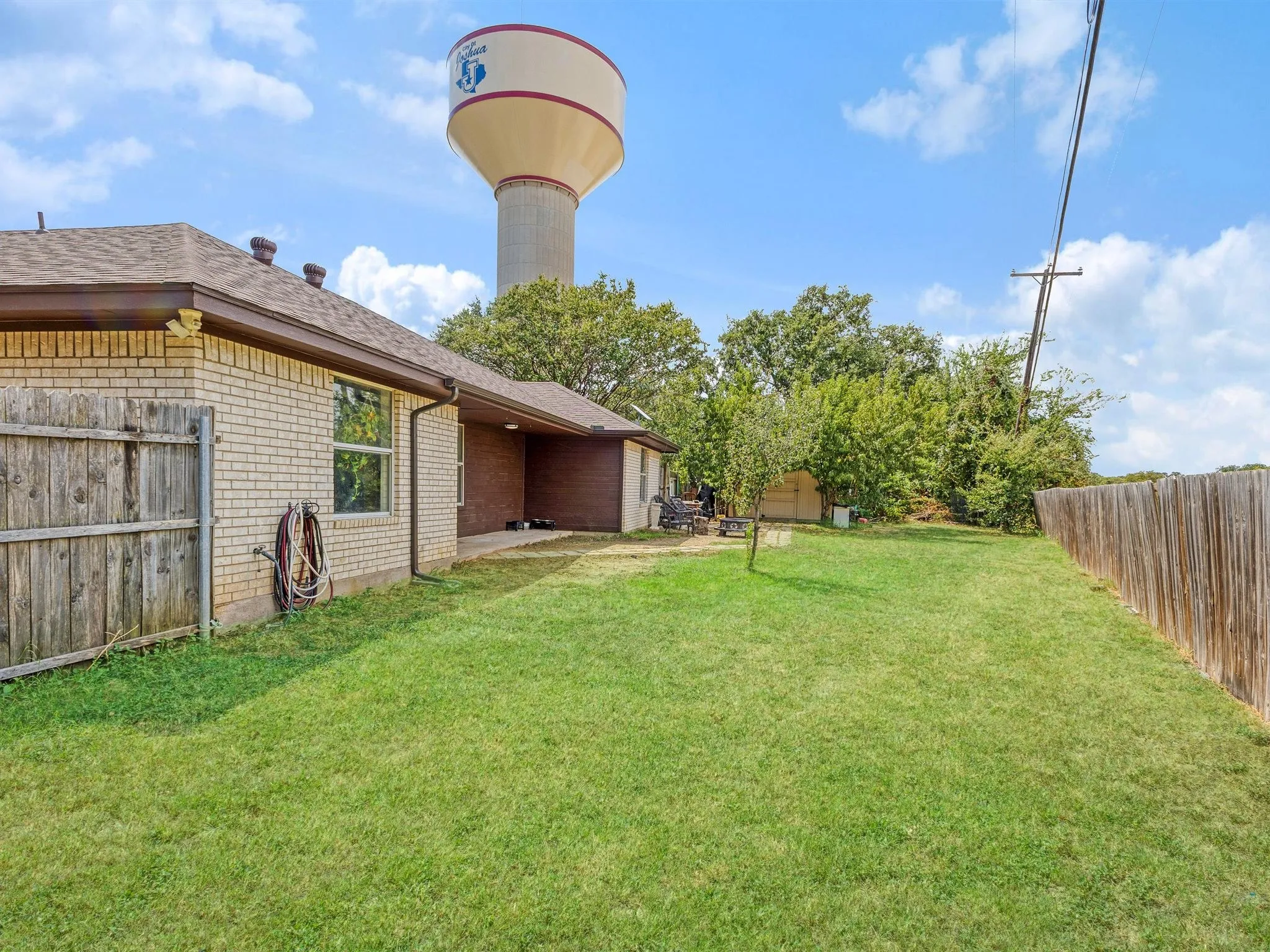 Single Family Residence For Sale in Johnson County , 625 Linda Court, Joshua, Texas 76058, 4 Bedroom, 2 Bathroom, Garage spaces, 1,369 Sqft, built in 1996, mls#21372658, Real Estate Agent in Joshua, Homes For Sale in Johnson county, Homes For Sale in Joshua, Realtor in Joshua Texas, Real Estate Brokerage Independent Realty Texas, Luminita Cordes Realtor