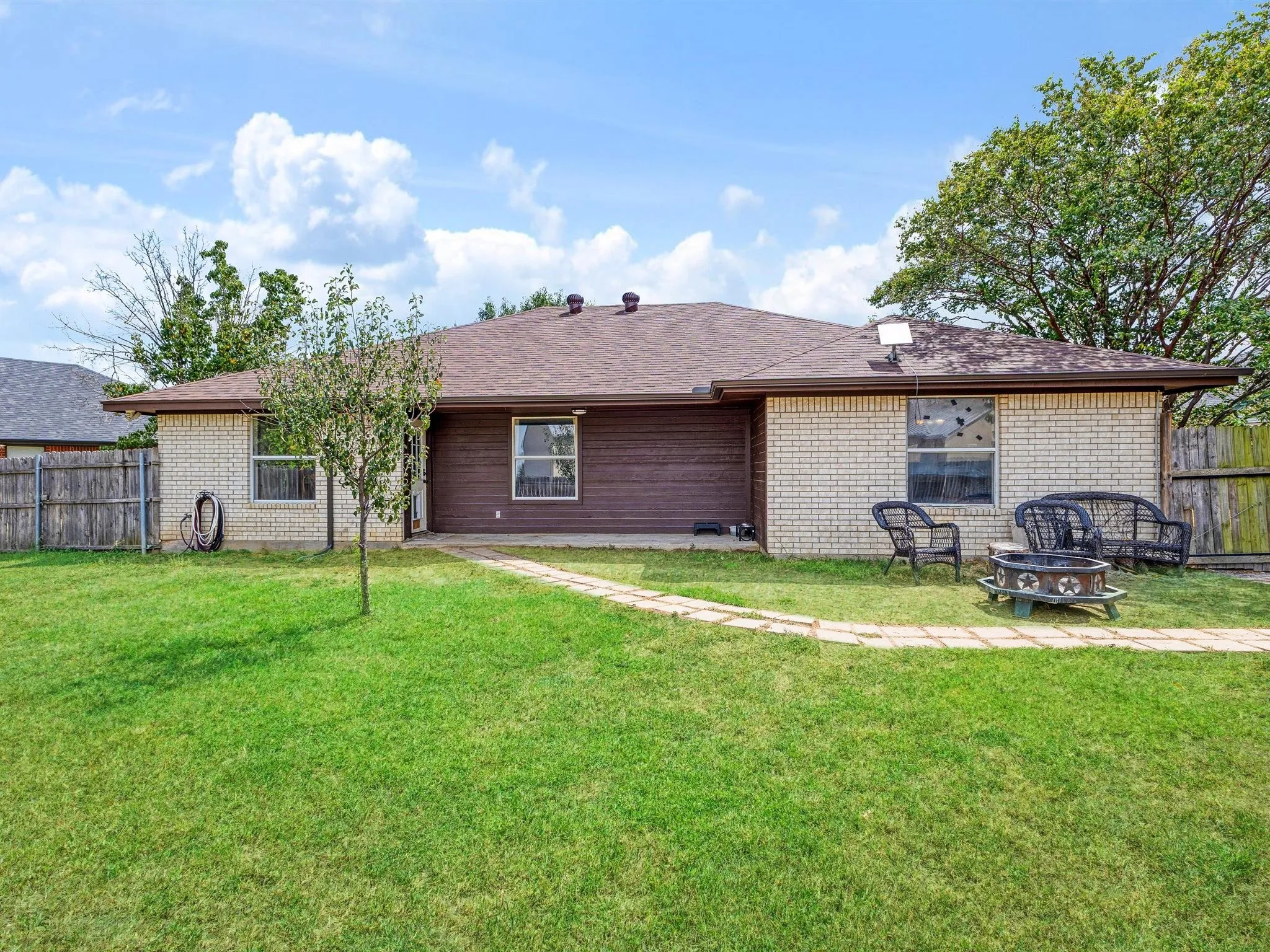 Single Family Residence For Sale in Johnson County , 625 Linda Court, Joshua, Texas 76058, 4 Bedroom, 2 Bathroom, Garage spaces, 1,369 Sqft, built in 1996, mls#21372658, Real Estate Agent in Joshua, Homes For Sale in Johnson county, Homes For Sale in Joshua, Realtor in Joshua Texas, Real Estate Brokerage Independent Realty Texas, Luminita Cordes Realtor