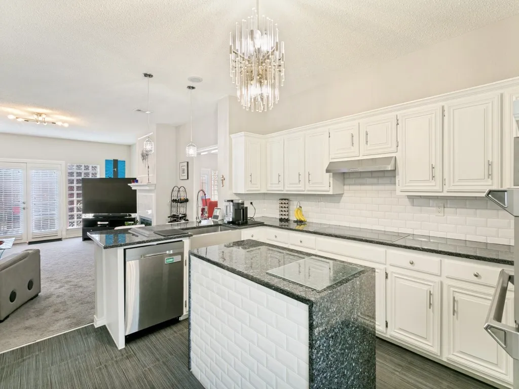 Single Family Residence For Sale in Tarrant County , 3001 Redstone Drive, Arlington, Texas 76001, 4 Bedroom, 3 Bathroom, 2 Garage spaces, 3,269 Sqft, built in 1989, mls#21368907, Real Estate Agent in Arlington, Homes For Sale in Tarrant county, Homes For Sale in Arlington, Realtor in Arlington Texas, Real Estate Brokerage Independent Realty Texas, Luminita Cordes Realtor