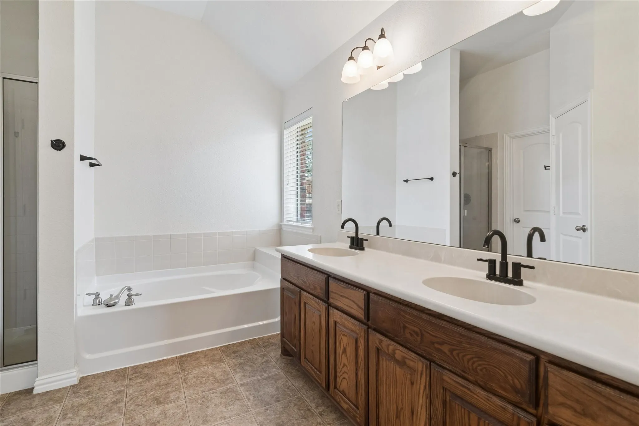 Single Family Residence For Rent in Kaufman County , 2021 River, Heartland, Texas 75126, 3 Bedroom, 2 Bathroom, 2 Garage spaces, 2,276 Sqft, built in 2009, mls#21370609, Real Estate Agent in Heartland, Homes For Rent in Kaufman county, Homes For Rent in Heartland, Realtor in Heartland Texas, Real Estate Brokerage Independent Realty Texas, Luminita Cordes Realtor