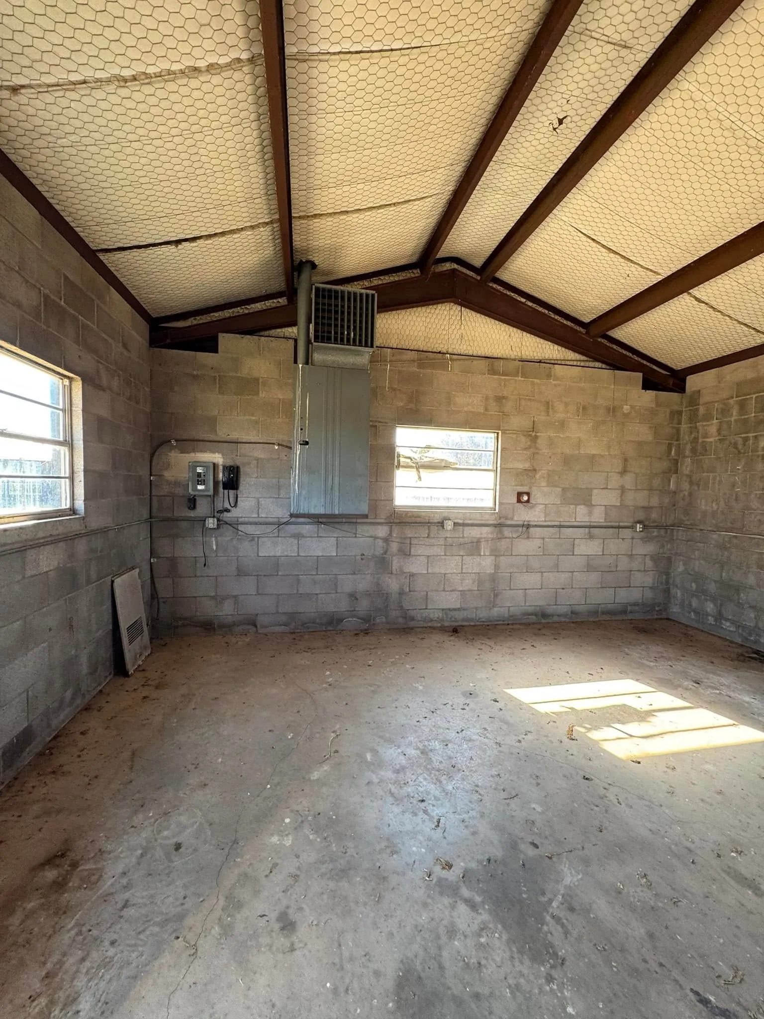 Single Family Residence For Sale in Hardeman County , 1807 Tx-6, Quanah, Texas 79252, 3 Bedroom, 2 Bathroom, 1 Garage spaces, 1,768 Sqft, built in 1958, mls#21372678, Real Estate Agent in Quanah, Homes For Sale in Hardeman county, Homes For Sale in Quanah, Realtor in Quanah Texas, Real Estate Brokerage Independent Realty Texas, Luminita Cordes Realtor
