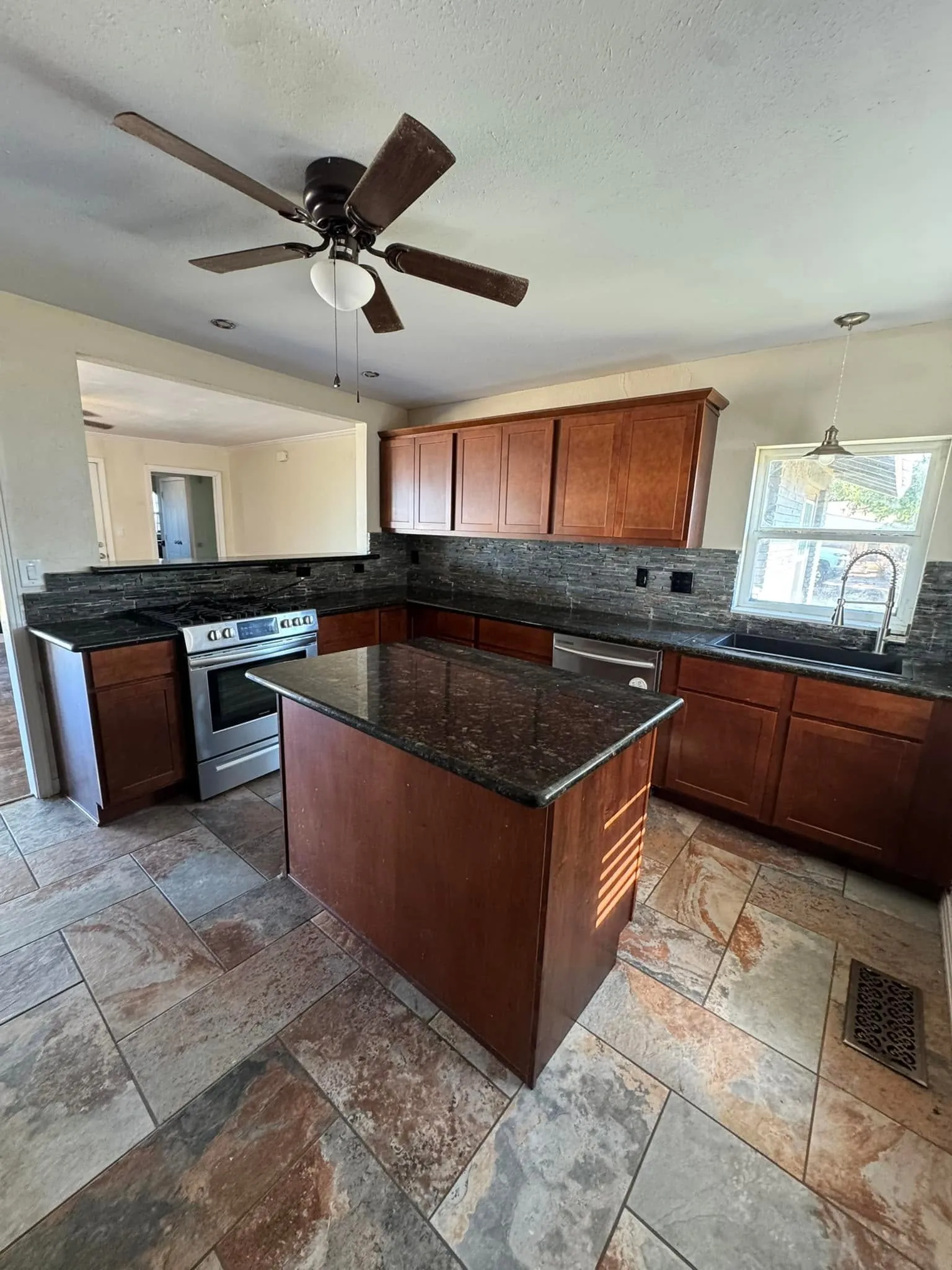 Single Family Residence For Sale in Hardeman County , 1807 Tx-6, Quanah, Texas 79252, 3 Bedroom, 2 Bathroom, 1 Garage spaces, 1,768 Sqft, built in 1958, mls#21372678, Real Estate Agent in Quanah, Homes For Sale in Hardeman county, Homes For Sale in Quanah, Realtor in Quanah Texas, Real Estate Brokerage Independent Realty Texas, Luminita Cordes Realtor