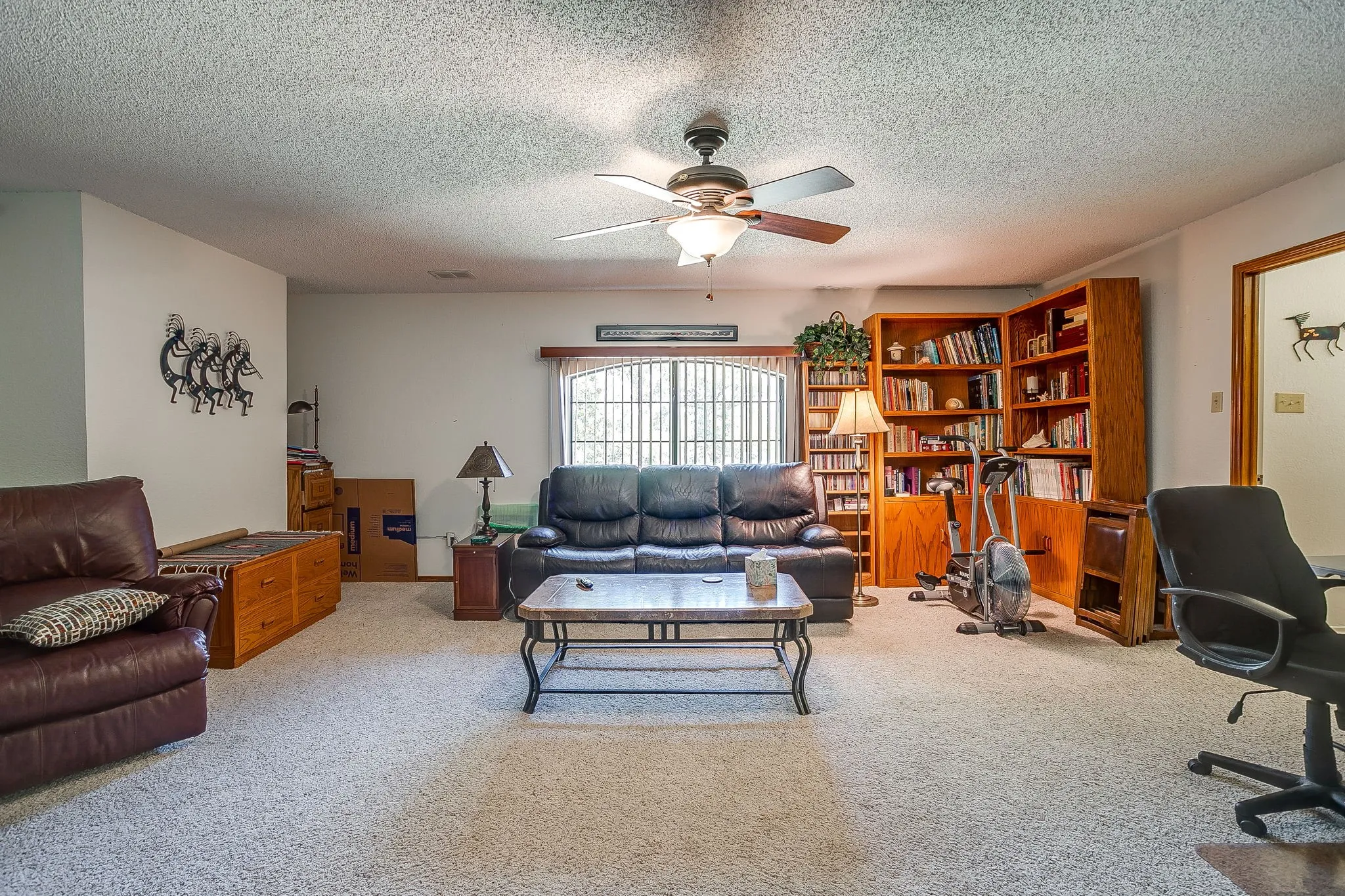 Single Family Residence For Sale in Johnson County , 10100 Crestline Trail, Burleson, Texas 76028, 3 Bedroom, 3 Bathroom, 2 Garage spaces, 2,431 Sqft, built in 1985, mls#21372375, Real Estate Agent in Burleson, Homes For Sale in Johnson county, Homes For Sale in Burleson, Realtor in Burleson Texas, Real Estate Brokerage Independent Realty Texas, Luminita Cordes Realtor