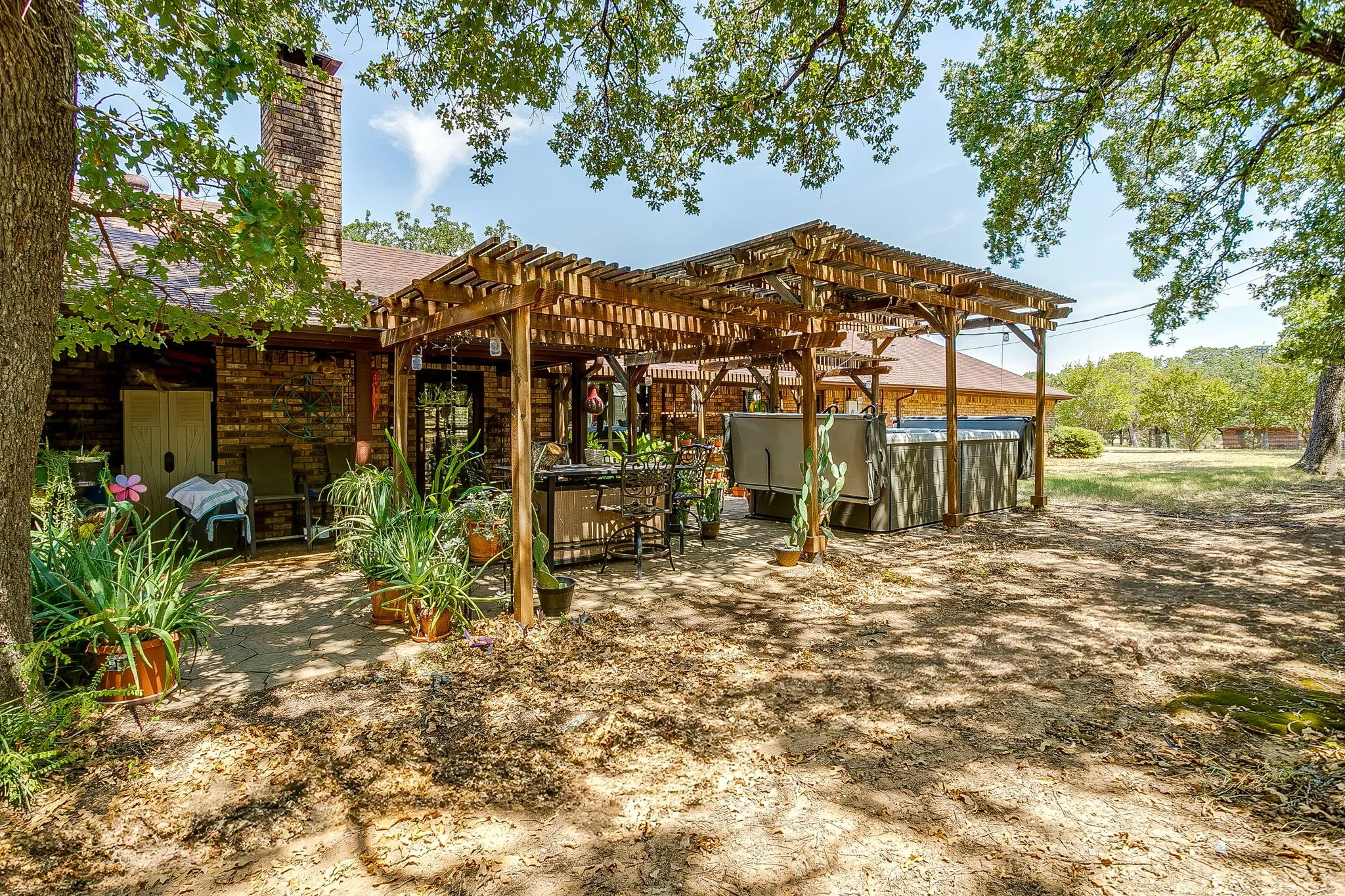 Single Family Residence For Sale in Johnson County , 10100 Crestline Trail, Burleson, Texas 76028, 3 Bedroom, 3 Bathroom, 2 Garage spaces, 2,431 Sqft, built in 1985, mls#21372375, Real Estate Agent in Burleson, Homes For Sale in Johnson county, Homes For Sale in Burleson, Realtor in Burleson Texas, Real Estate Brokerage Independent Realty Texas, Luminita Cordes Realtor
