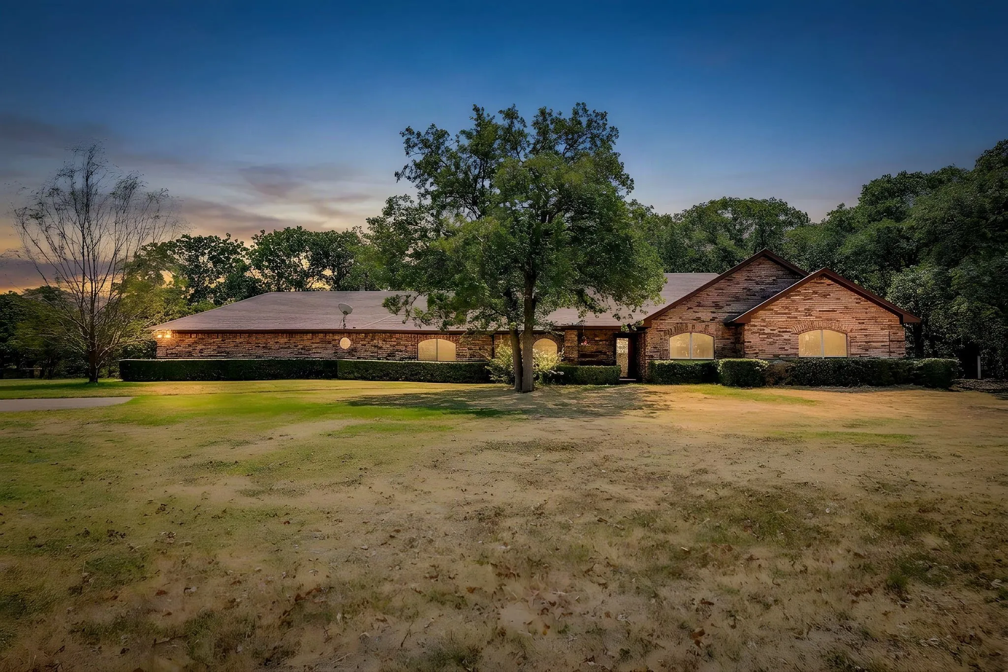 Single Family Residence For Sale in Johnson County , 10100 Crestline Trail, Burleson, Texas 76028, 3 Bedroom, 3 Bathroom, 2 Garage spaces, 2,431 Sqft, built in 1985, mls#21372375, Real Estate Agent in Burleson, Homes For Sale in Johnson county, Homes For Sale in Burleson, Realtor in Burleson Texas, Real Estate Brokerage Independent Realty Texas, Luminita Cordes Realtor