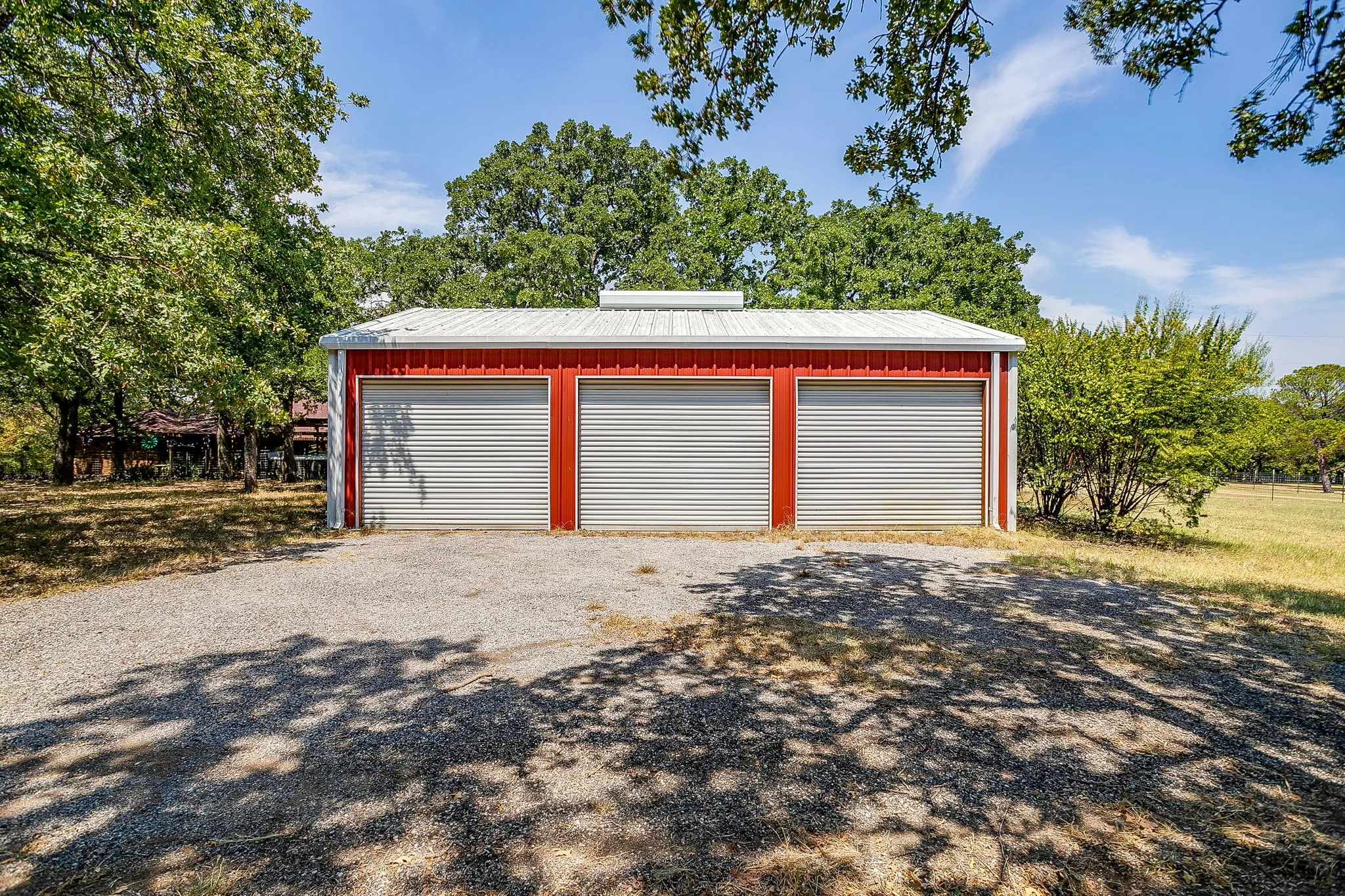 Single Family Residence For Sale in Johnson County , 10100 Crestline Trail, Burleson, Texas 76028, 3 Bedroom, 3 Bathroom, 2 Garage spaces, 2,431 Sqft, built in 1985, mls#21372375, Real Estate Agent in Burleson, Homes For Sale in Johnson county, Homes For Sale in Burleson, Realtor in Burleson Texas, Real Estate Brokerage Independent Realty Texas, Luminita Cordes Realtor