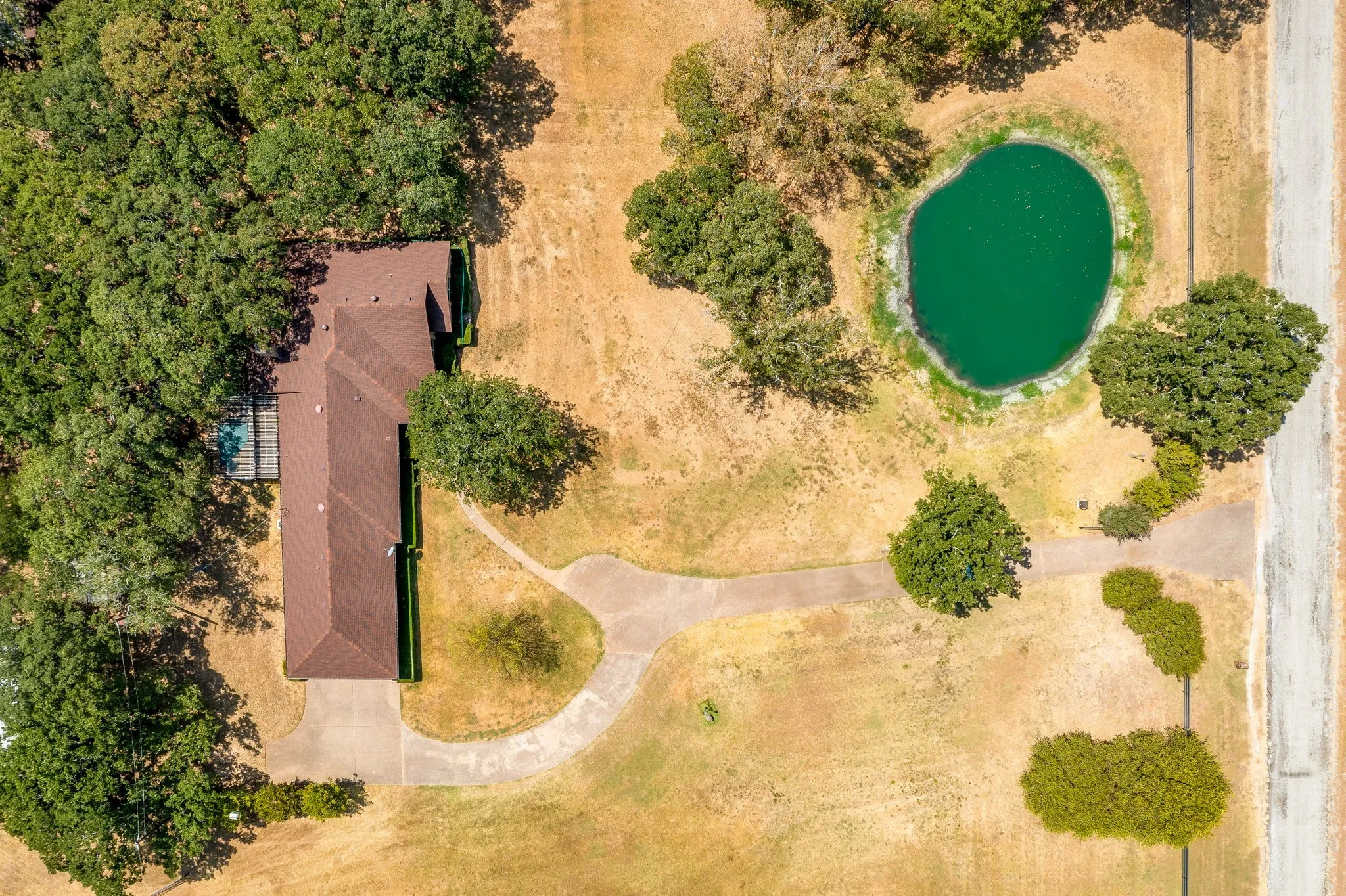 Single Family Residence For Sale in Johnson County , 10100 Crestline Trail, Burleson, Texas 76028, 3 Bedroom, 3 Bathroom, 2 Garage spaces, 2,431 Sqft, built in 1985, mls#21372375, Real Estate Agent in Burleson, Homes For Sale in Johnson county, Homes For Sale in Burleson, Realtor in Burleson Texas, Real Estate Brokerage Independent Realty Texas, Luminita Cordes Realtor