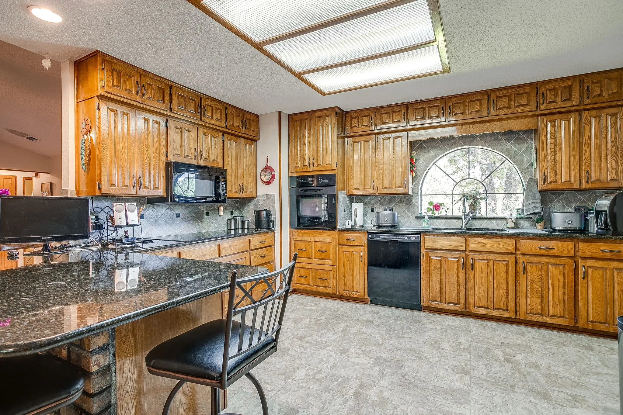 Single Family Residence For Sale in Johnson County , 10100 Crestline Trail, Burleson, Texas 76028, 3 Bedroom, 3 Bathroom, 2 Garage spaces, 2,431 Sqft, built in 1985, mls#21372375, Real Estate Agent in Burleson, Homes For Sale in Johnson county, Homes For Sale in Burleson, Realtor in Burleson Texas, Real Estate Brokerage Independent Realty Texas, Luminita Cordes Realtor