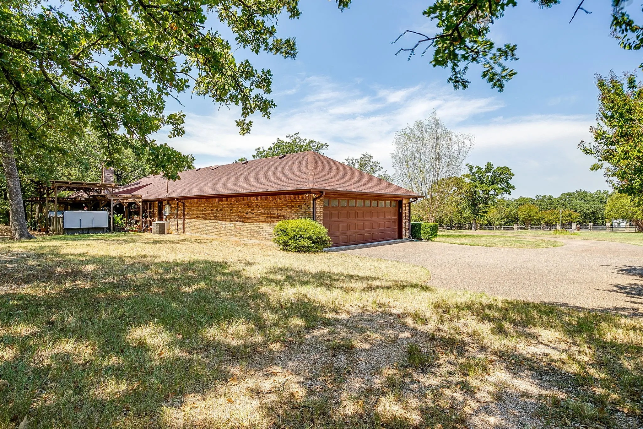 Single Family Residence For Sale in Johnson County , 10100 Crestline Trail, Burleson, Texas 76028, 3 Bedroom, 3 Bathroom, 2 Garage spaces, 2,431 Sqft, built in 1985, mls#21372375, Real Estate Agent in Burleson, Homes For Sale in Johnson county, Homes For Sale in Burleson, Realtor in Burleson Texas, Real Estate Brokerage Independent Realty Texas, Luminita Cordes Realtor