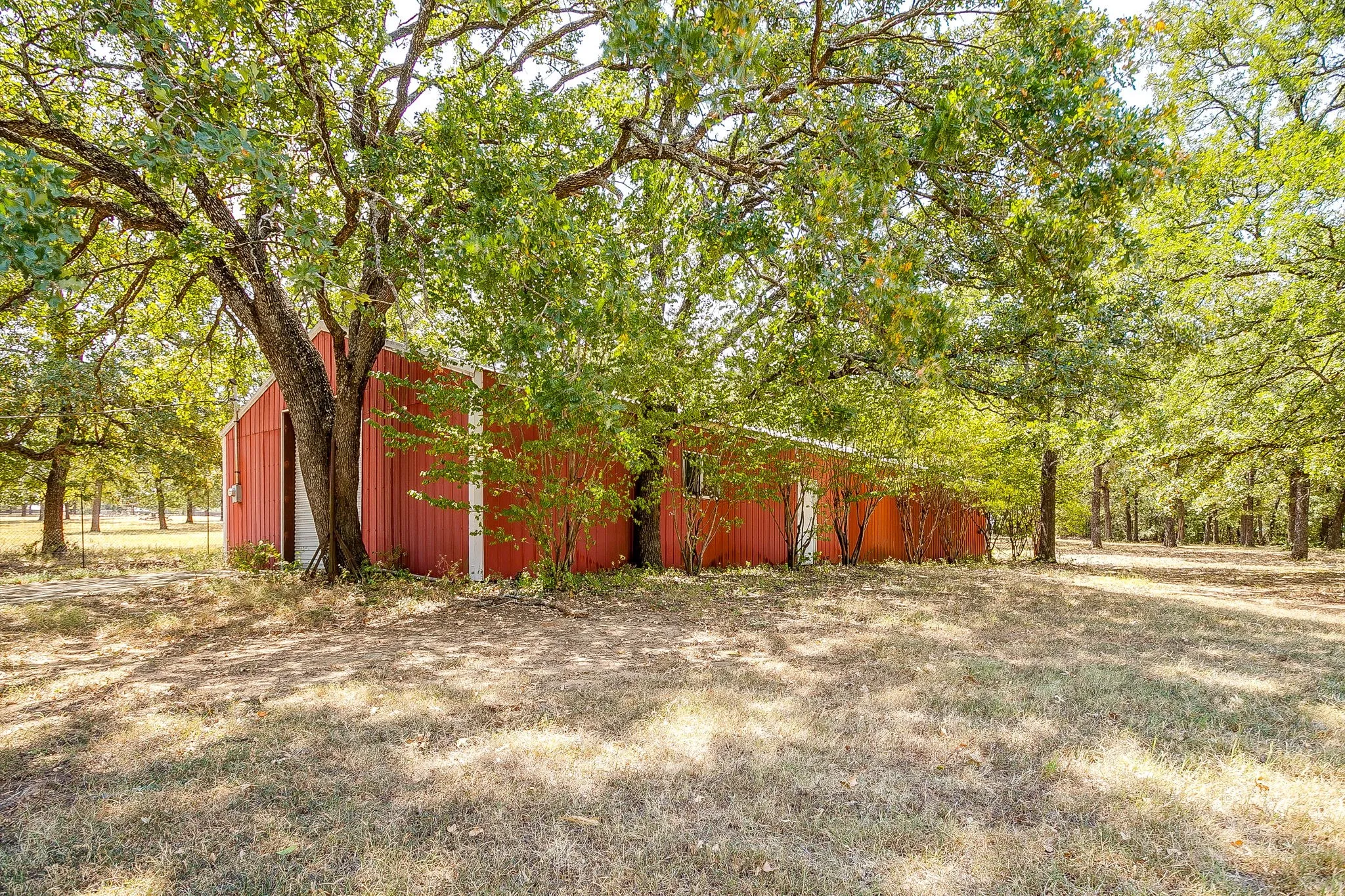 Single Family Residence For Sale in Johnson County , 10100 Crestline Trail, Burleson, Texas 76028, 3 Bedroom, 3 Bathroom, 2 Garage spaces, 2,431 Sqft, built in 1985, mls#21372375, Real Estate Agent in Burleson, Homes For Sale in Johnson county, Homes For Sale in Burleson, Realtor in Burleson Texas, Real Estate Brokerage Independent Realty Texas, Luminita Cordes Realtor