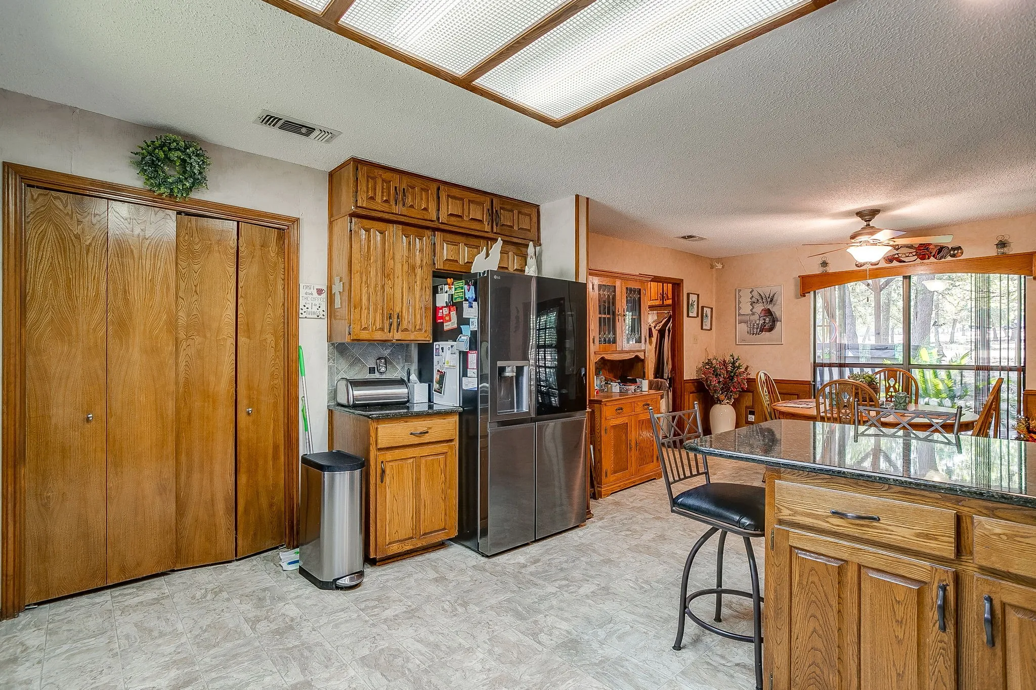 Single Family Residence For Sale in Johnson County , 10100 Crestline Trail, Burleson, Texas 76028, 3 Bedroom, 3 Bathroom, 2 Garage spaces, 2,431 Sqft, built in 1985, mls#21372375, Real Estate Agent in Burleson, Homes For Sale in Johnson county, Homes For Sale in Burleson, Realtor in Burleson Texas, Real Estate Brokerage Independent Realty Texas, Luminita Cordes Realtor