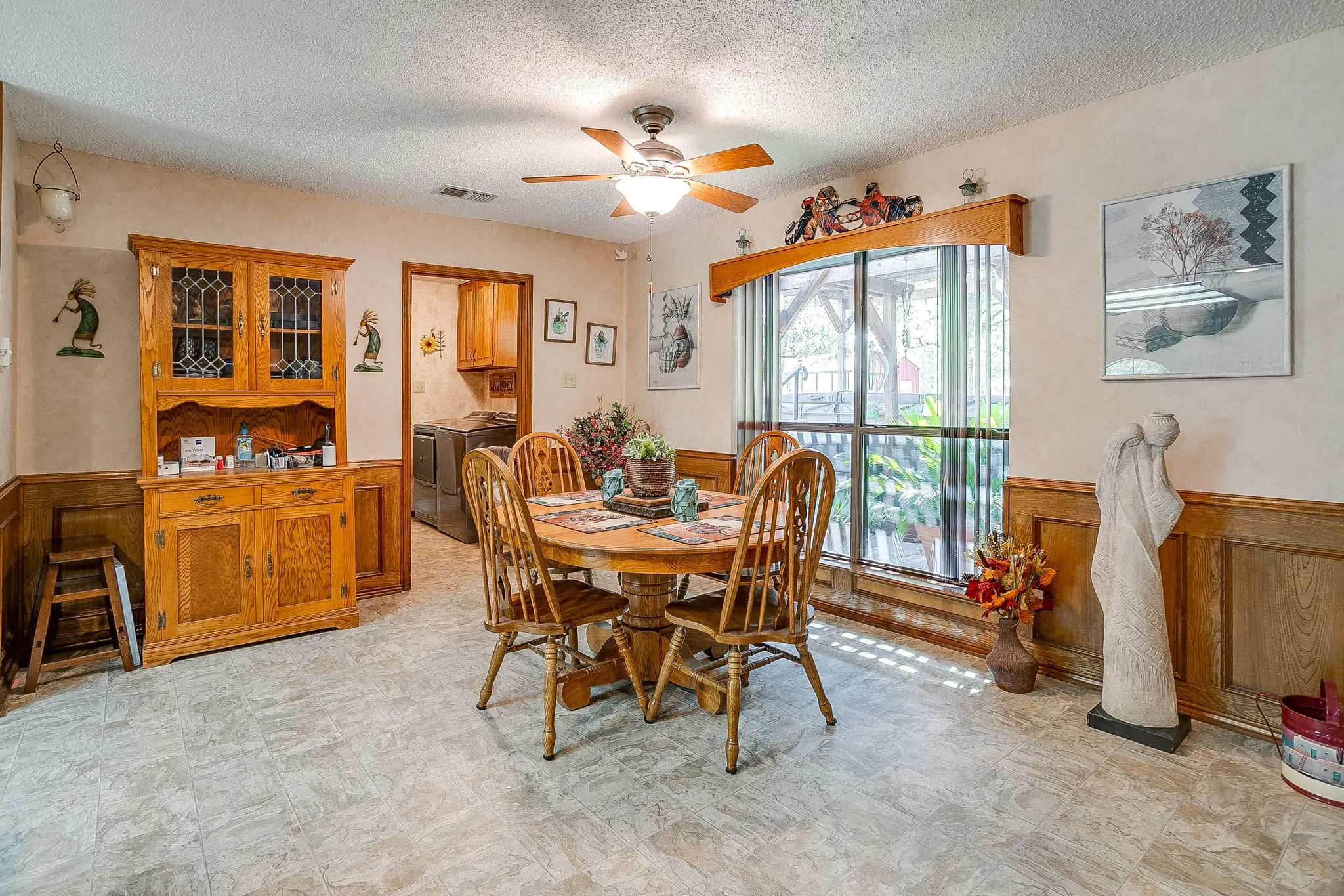 Single Family Residence For Sale in Johnson County , 10100 Crestline Trail, Burleson, Texas 76028, 3 Bedroom, 3 Bathroom, 2 Garage spaces, 2,431 Sqft, built in 1985, mls#21372375, Real Estate Agent in Burleson, Homes For Sale in Johnson county, Homes For Sale in Burleson, Realtor in Burleson Texas, Real Estate Brokerage Independent Realty Texas, Luminita Cordes Realtor