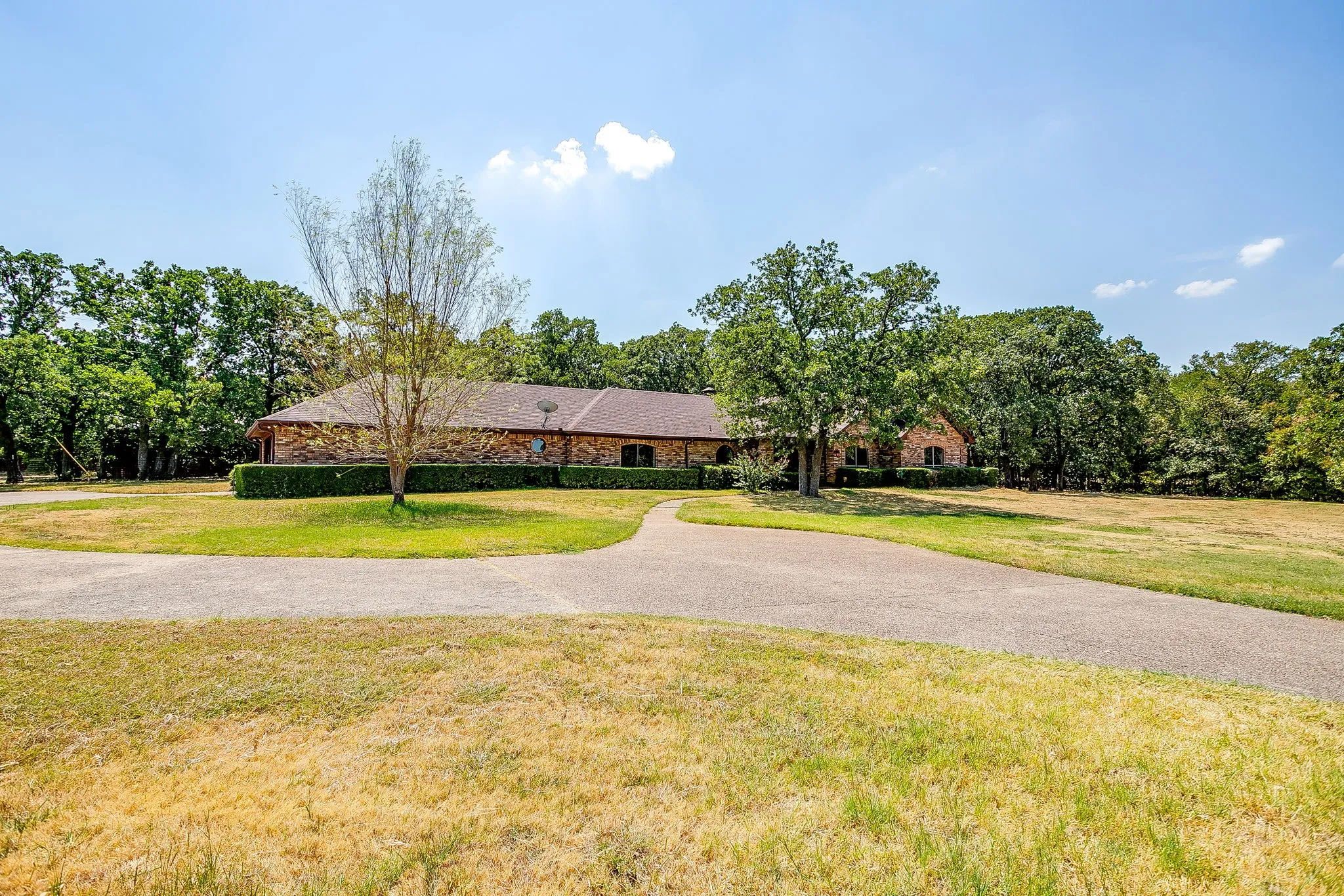 Single Family Residence For Sale in Johnson County , 10100 Crestline Trail, Burleson, Texas 76028, 3 Bedroom, 3 Bathroom, 2 Garage spaces, 2,431 Sqft, built in 1985, mls#21372375, Real Estate Agent in Burleson, Homes For Sale in Johnson county, Homes For Sale in Burleson, Realtor in Burleson Texas, Real Estate Brokerage Independent Realty Texas, Luminita Cordes Realtor