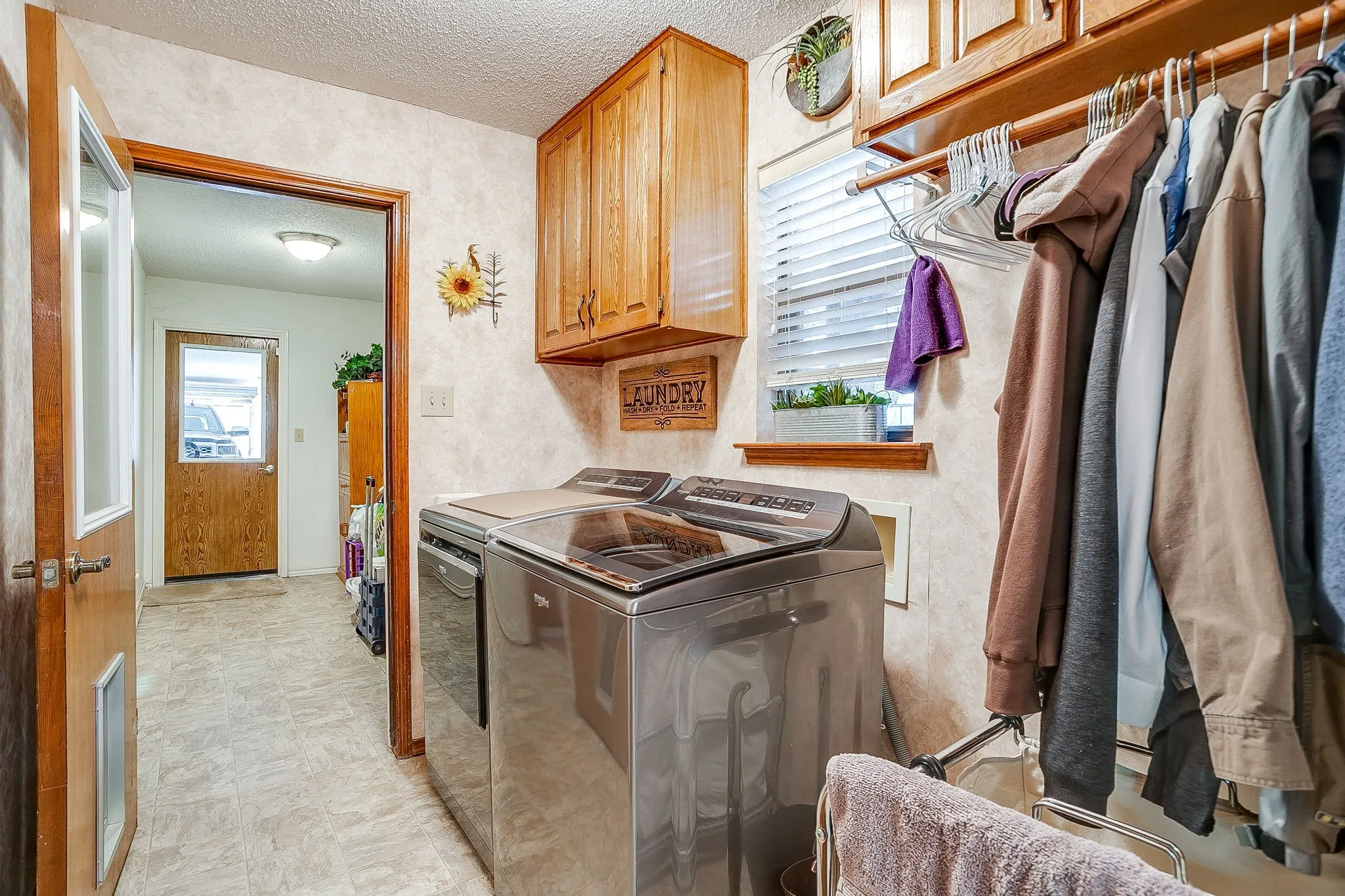 Single Family Residence For Sale in Johnson County , 10100 Crestline Trail, Burleson, Texas 76028, 3 Bedroom, 3 Bathroom, 2 Garage spaces, 2,431 Sqft, built in 1985, mls#21372375, Real Estate Agent in Burleson, Homes For Sale in Johnson county, Homes For Sale in Burleson, Realtor in Burleson Texas, Real Estate Brokerage Independent Realty Texas, Luminita Cordes Realtor