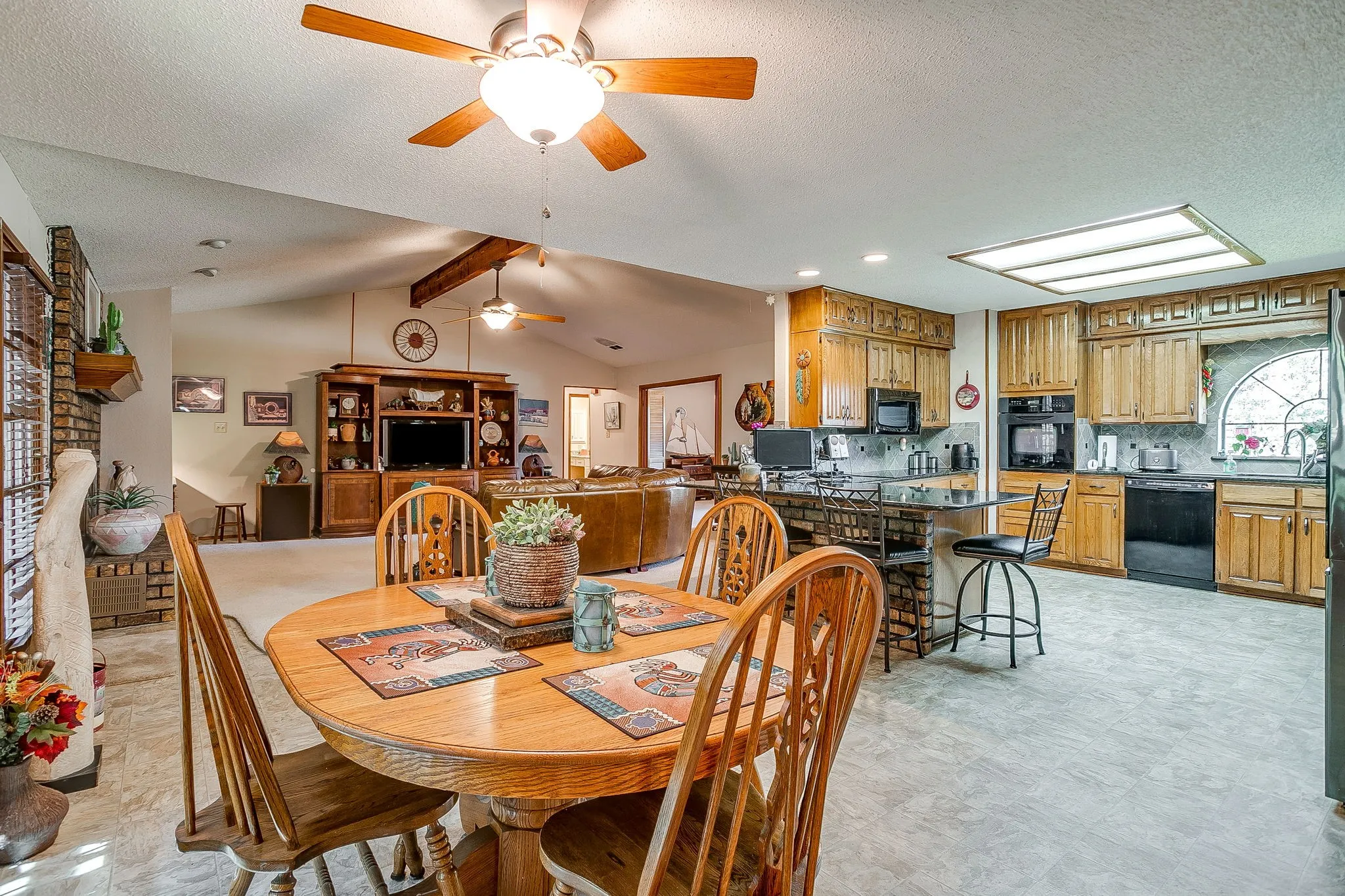 Single Family Residence For Sale in Johnson County , 10100 Crestline Trail, Burleson, Texas 76028, 3 Bedroom, 3 Bathroom, 2 Garage spaces, 2,431 Sqft, built in 1985, mls#21372375, Real Estate Agent in Burleson, Homes For Sale in Johnson county, Homes For Sale in Burleson, Realtor in Burleson Texas, Real Estate Brokerage Independent Realty Texas, Luminita Cordes Realtor