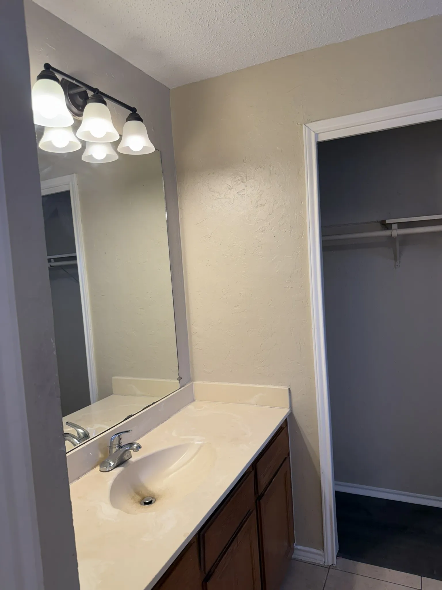 Townhouse For Sale in Dallas County , 4922 Rolling Vista, Mesquite, Texas 75150, 3 Bedroom, 3 Bathroom, 1 Garage spaces, 1,246 Sqft, built in 1984, mls#21372618, Real Estate Agent in Mesquite, Homes For Sale in Dallas county, Homes For Sale in Mesquite, Realtor in Mesquite Texas, Real Estate Brokerage Independent Realty Texas, Luminita Cordes Realtor