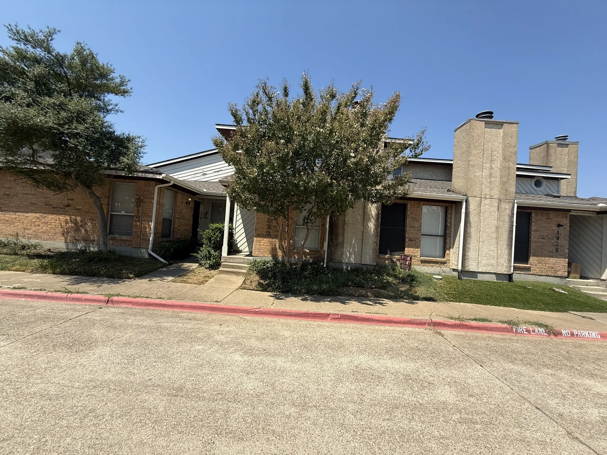 Townhouse For Sale in Dallas County , 4922 Rolling Vista, Mesquite, Texas 75150, 3 Bedroom, 3 Bathroom, 1 Garage spaces, 1,246 Sqft, built in 1984, mls#21372618, Real Estate Agent in Mesquite, Homes For Sale in Dallas county, Homes For Sale in Mesquite, Realtor in Mesquite Texas, Real Estate Brokerage Independent Realty Texas, Luminita Cordes Realtor