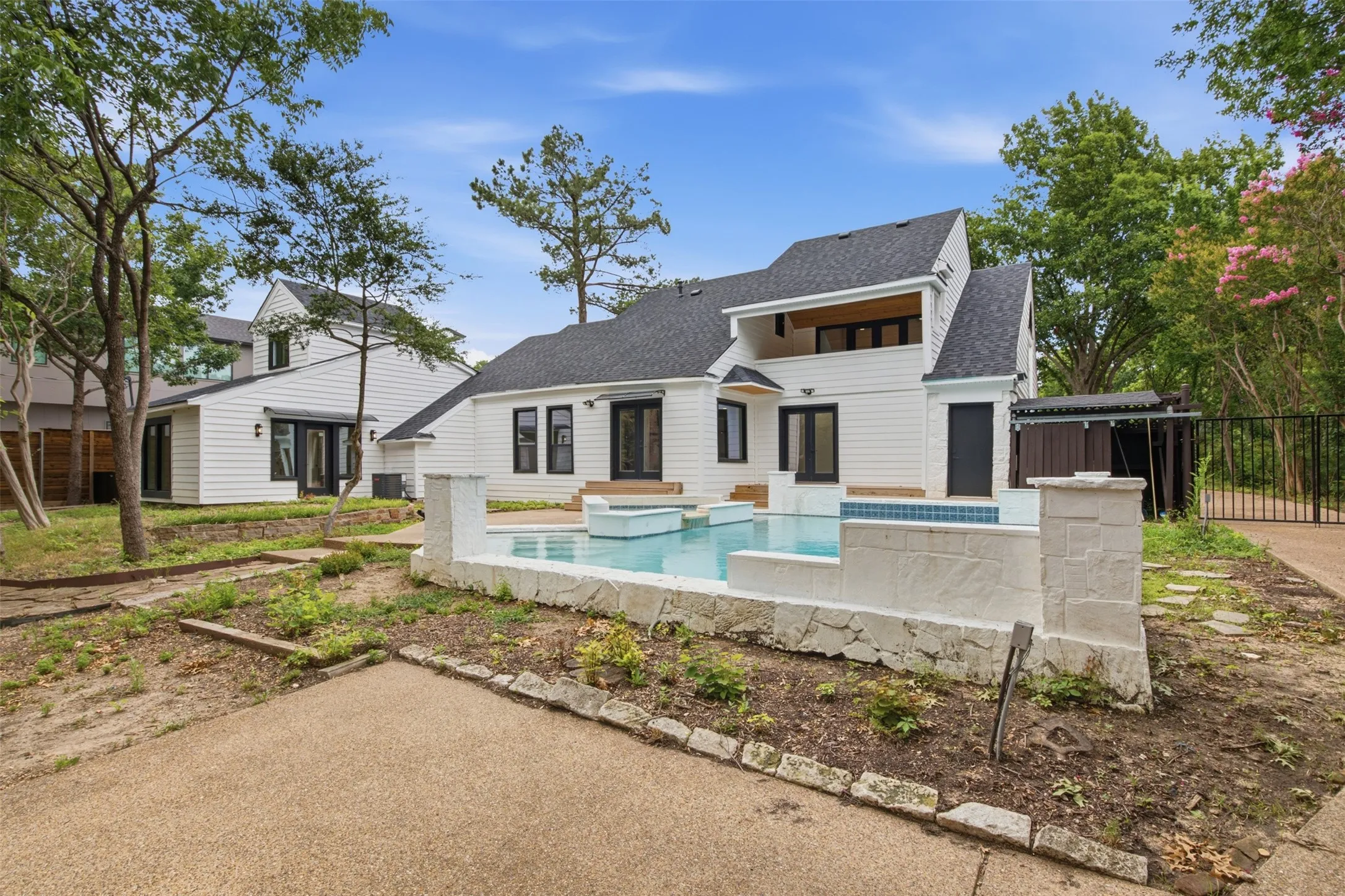 Single Family Residence For Sale in Dallas County , 1521 El Campo, Dallas, Texas 75218, 4 Bedroom, 3 Bathroom, 2 Garage spaces, 4,520 Sqft, built in 1945, mls#21372689, Real Estate Agent in Dallas, Homes For Sale in Dallas county, Homes For Sale in Dallas, Realtor in Dallas Texas, Real Estate Brokerage Independent Realty Texas, Luminita Cordes Realtor