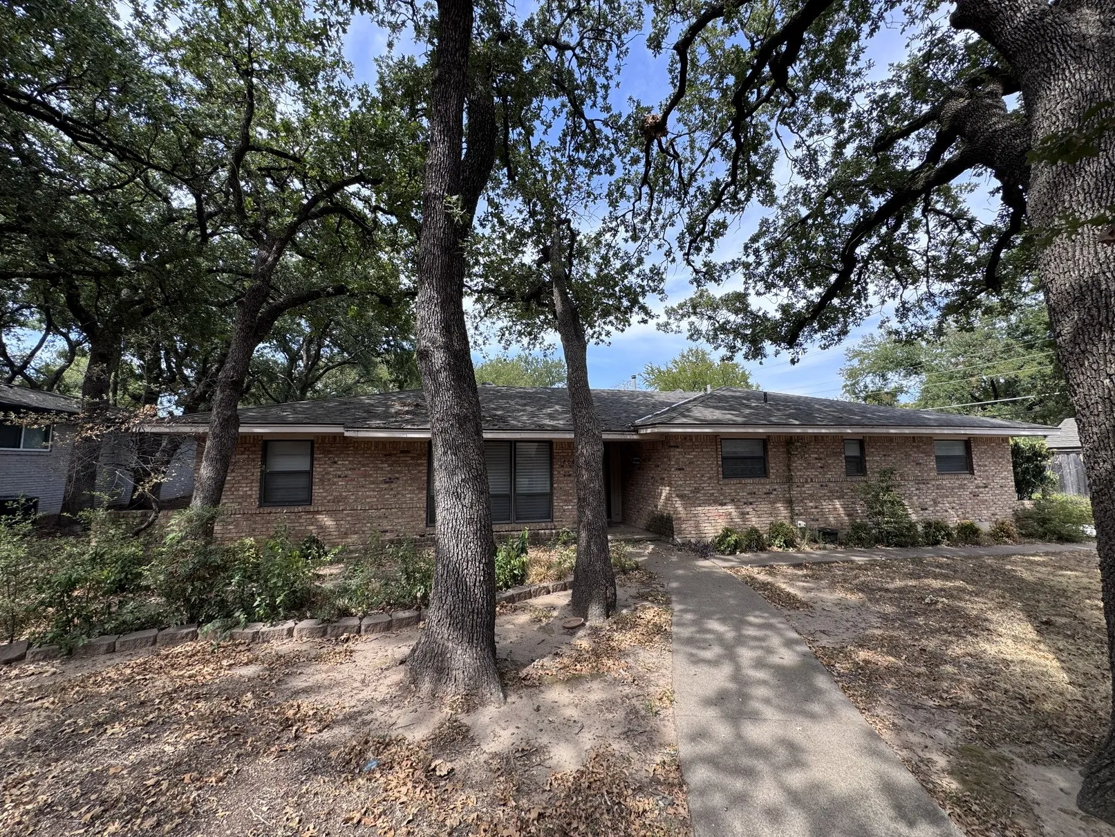 Single Family Residence For Sale in Dallas County , 806 Sharpshire Street, Grand Prairie, Texas 75050, 3 Bedroom, 2 Bathroom, 2 Garage spaces, 2,181 Sqft, built in 1962, mls#21372687, Real Estate Agent in Grand Prairie, Homes For Sale in Dallas county, Homes For Sale in Grand Prairie, Realtor in Grand Prairie Texas, Real Estate Brokerage Independent Realty Texas, Luminita Cordes Realtor