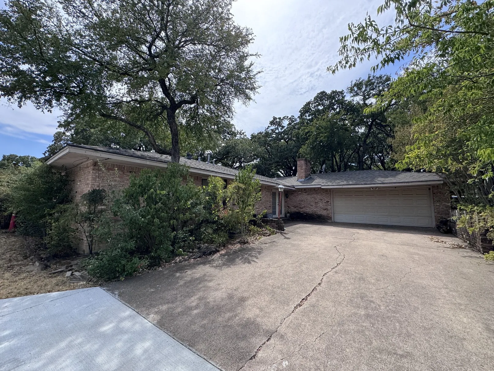 Single Family Residence For Sale in Dallas County , 806 Sharpshire Street, Grand Prairie, Texas 75050, 3 Bedroom, 2 Bathroom, 2 Garage spaces, 2,181 Sqft, built in 1962, mls#21372687, Real Estate Agent in Grand Prairie, Homes For Sale in Dallas county, Homes For Sale in Grand Prairie, Realtor in Grand Prairie Texas, Real Estate Brokerage Independent Realty Texas, Luminita Cordes Realtor