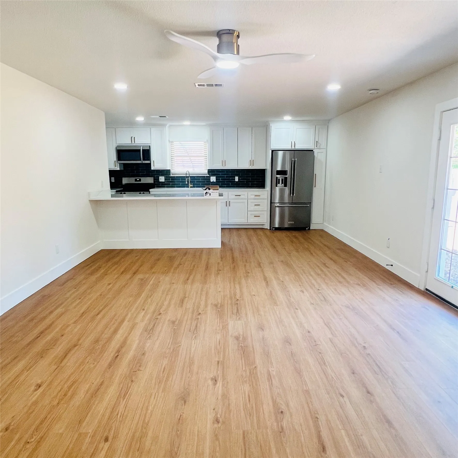 Single Family Residence For Rent in Dallas County , 327 E Center Street, Duncanville, Texas 75116, 3 Bedroom, 2 Bathroom, 1 Garage spaces, 1,408 Sqft, built in 1966, mls#21372696, Real Estate Agent in Duncanville, Homes For Rent in Dallas county, Homes For Rent in Duncanville, Realtor in Duncanville Texas, Real Estate Brokerage Independent Realty Texas, Luminita Cordes Realtor