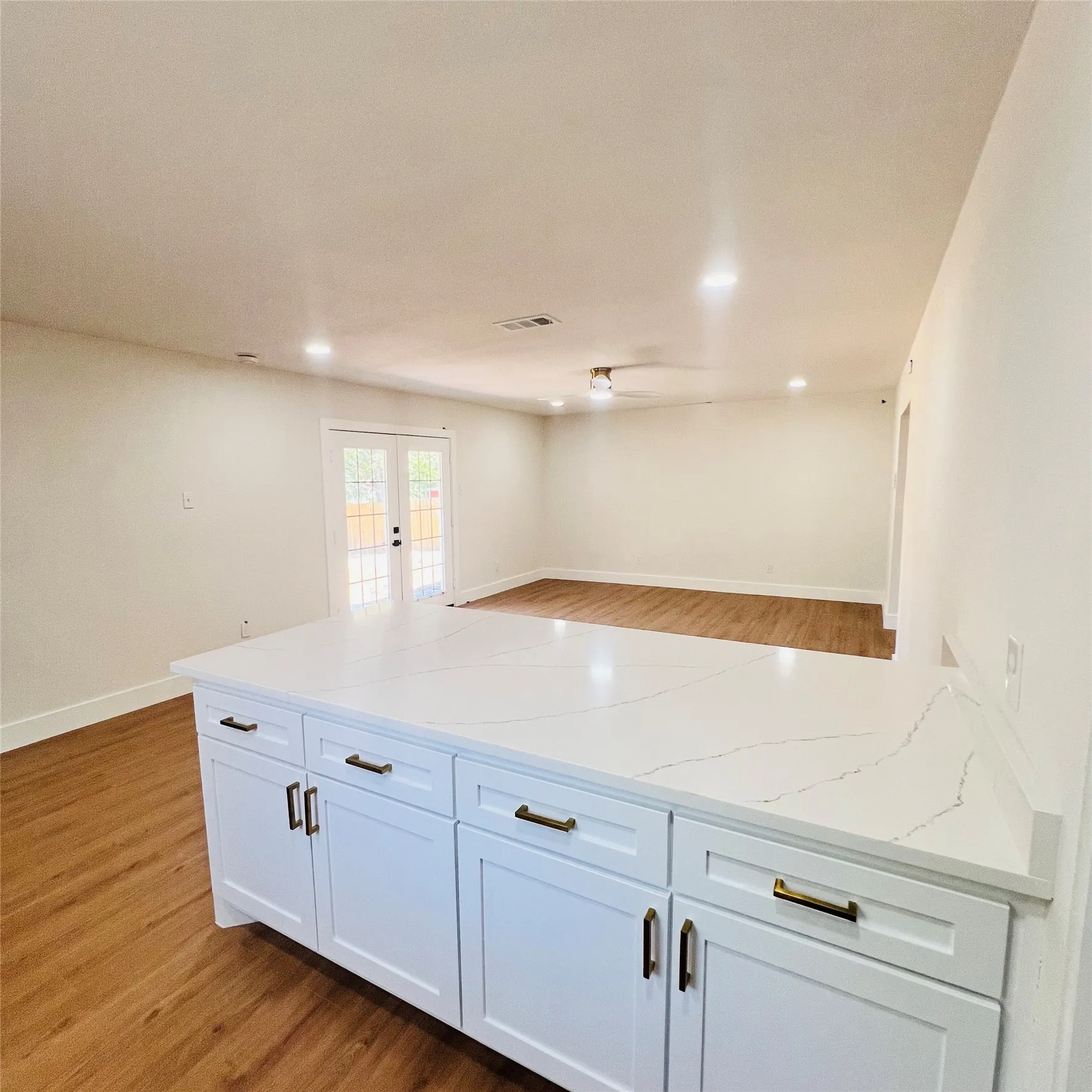 Single Family Residence For Rent in Dallas County , 327 E Center Street, Duncanville, Texas 75116, 3 Bedroom, 2 Bathroom, 1 Garage spaces, 1,408 Sqft, built in 1966, mls#21372696, Real Estate Agent in Duncanville, Homes For Rent in Dallas county, Homes For Rent in Duncanville, Realtor in Duncanville Texas, Real Estate Brokerage Independent Realty Texas, Luminita Cordes Realtor
