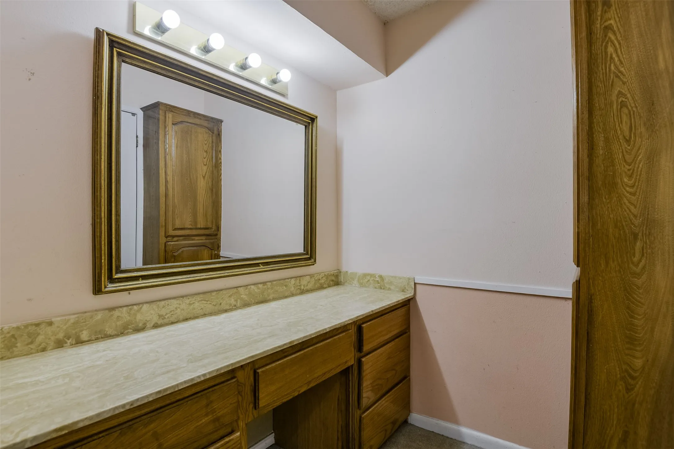 Single Family Residence For Sale in Ellis County , 514 Sunflower Street, Red Oak, Texas 75154, 4 Bedroom, 3 Bathroom, 2 Garage spaces, 2,448 Sqft, built in 1979, mls#21367978, Real Estate Agent in Red Oak, Homes For Sale in Ellis county, Homes For Sale in Red Oak, Realtor in Red Oak Texas, Real Estate Brokerage Independent Realty Texas, Luminita Cordes Realtor