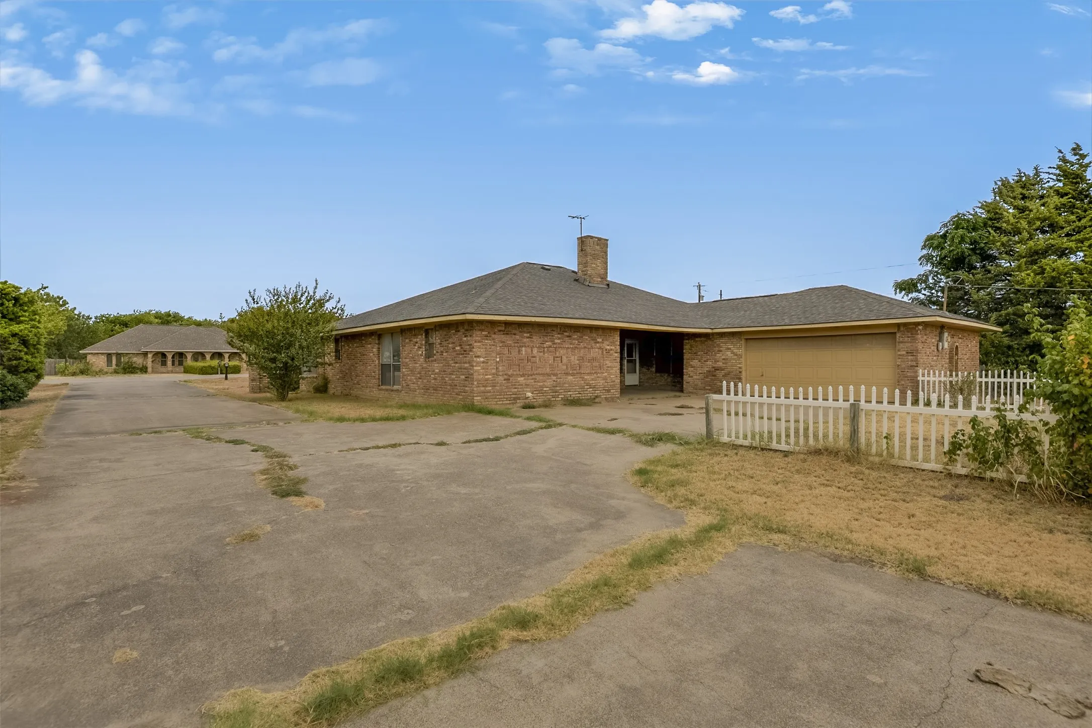 Single Family Residence For Sale in Ellis County , 514 Sunflower Street, Red Oak, Texas 75154, 4 Bedroom, 3 Bathroom, 2 Garage spaces, 2,448 Sqft, built in 1979, mls#21367978, Real Estate Agent in Red Oak, Homes For Sale in Ellis county, Homes For Sale in Red Oak, Realtor in Red Oak Texas, Real Estate Brokerage Independent Realty Texas, Luminita Cordes Realtor