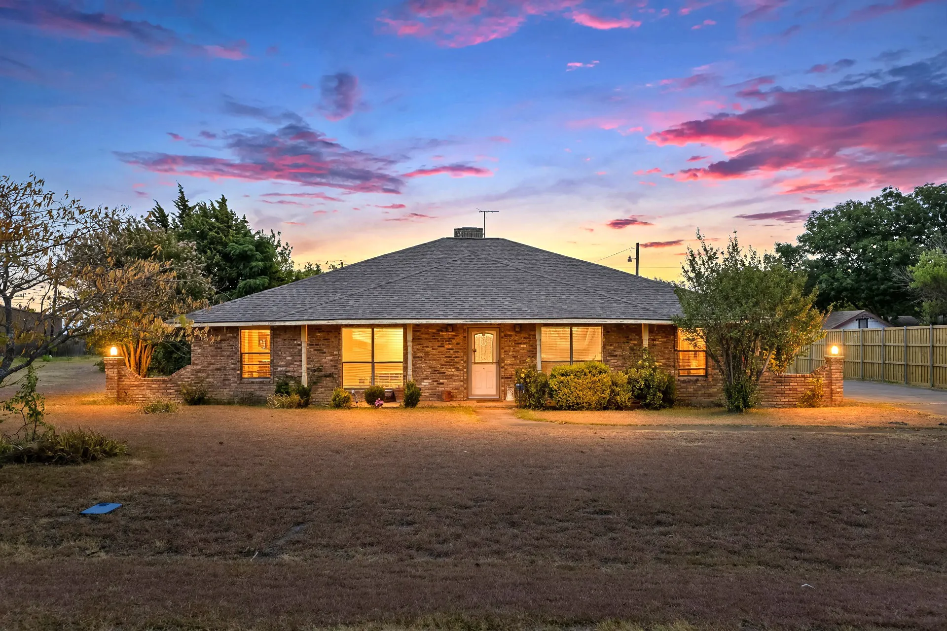 Single Family Residence For Sale in Ellis County , 514 Sunflower Street, Red Oak, Texas 75154, 4 Bedroom, 3 Bathroom, 2 Garage spaces, 2,448 Sqft, built in 1979, mls#21367978, Real Estate Agent in Red Oak, Homes For Sale in Ellis county, Homes For Sale in Red Oak, Realtor in Red Oak Texas, Real Estate Brokerage Independent Realty Texas, Luminita Cordes Realtor