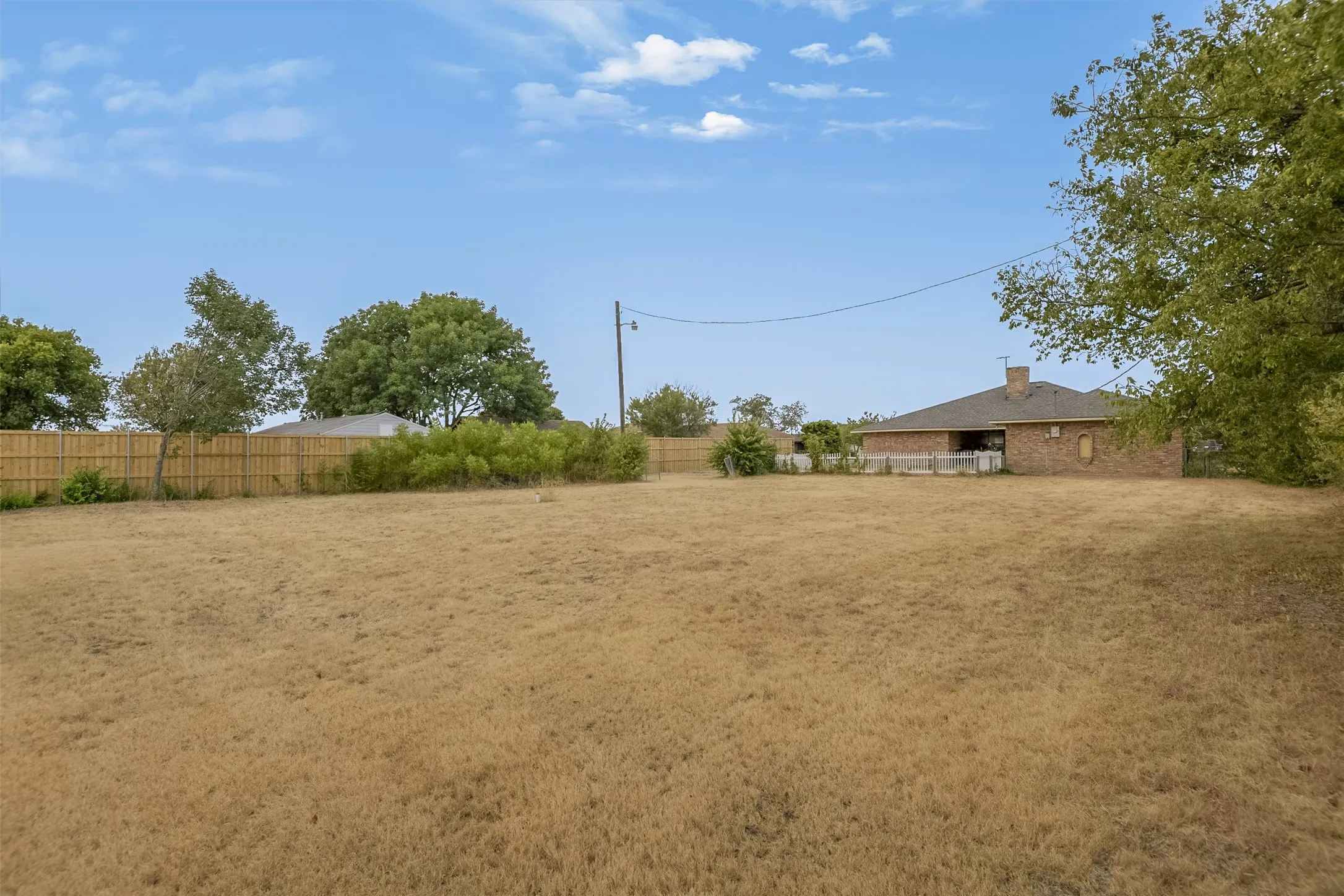 Single Family Residence For Sale in Ellis County , 514 Sunflower Street, Red Oak, Texas 75154, 4 Bedroom, 3 Bathroom, 2 Garage spaces, 2,448 Sqft, built in 1979, mls#21367978, Real Estate Agent in Red Oak, Homes For Sale in Ellis county, Homes For Sale in Red Oak, Realtor in Red Oak Texas, Real Estate Brokerage Independent Realty Texas, Luminita Cordes Realtor