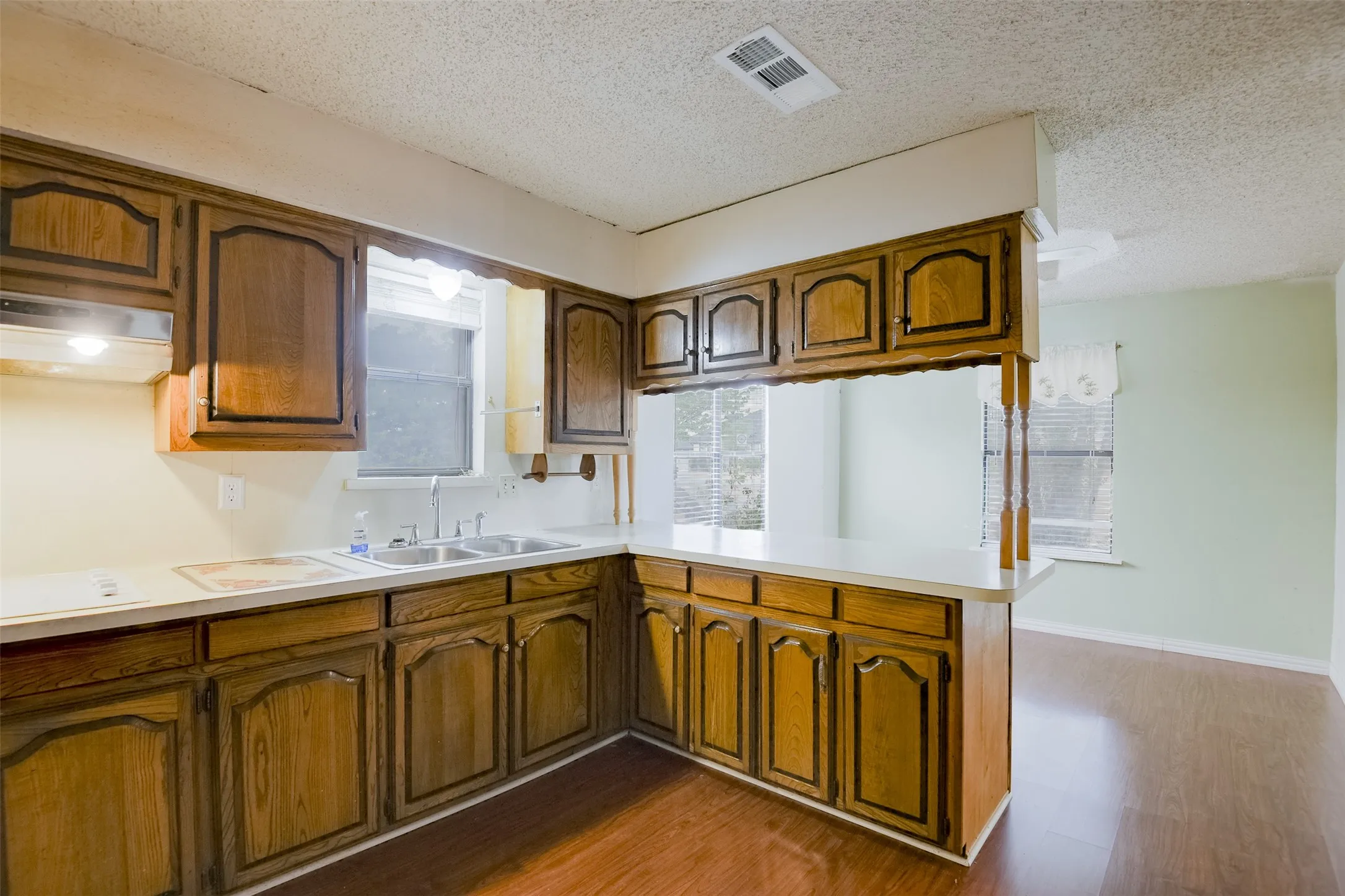 Single Family Residence For Sale in Ellis County , 514 Sunflower Street, Red Oak, Texas 75154, 4 Bedroom, 3 Bathroom, 2 Garage spaces, 2,448 Sqft, built in 1979, mls#21367978, Real Estate Agent in Red Oak, Homes For Sale in Ellis county, Homes For Sale in Red Oak, Realtor in Red Oak Texas, Real Estate Brokerage Independent Realty Texas, Luminita Cordes Realtor