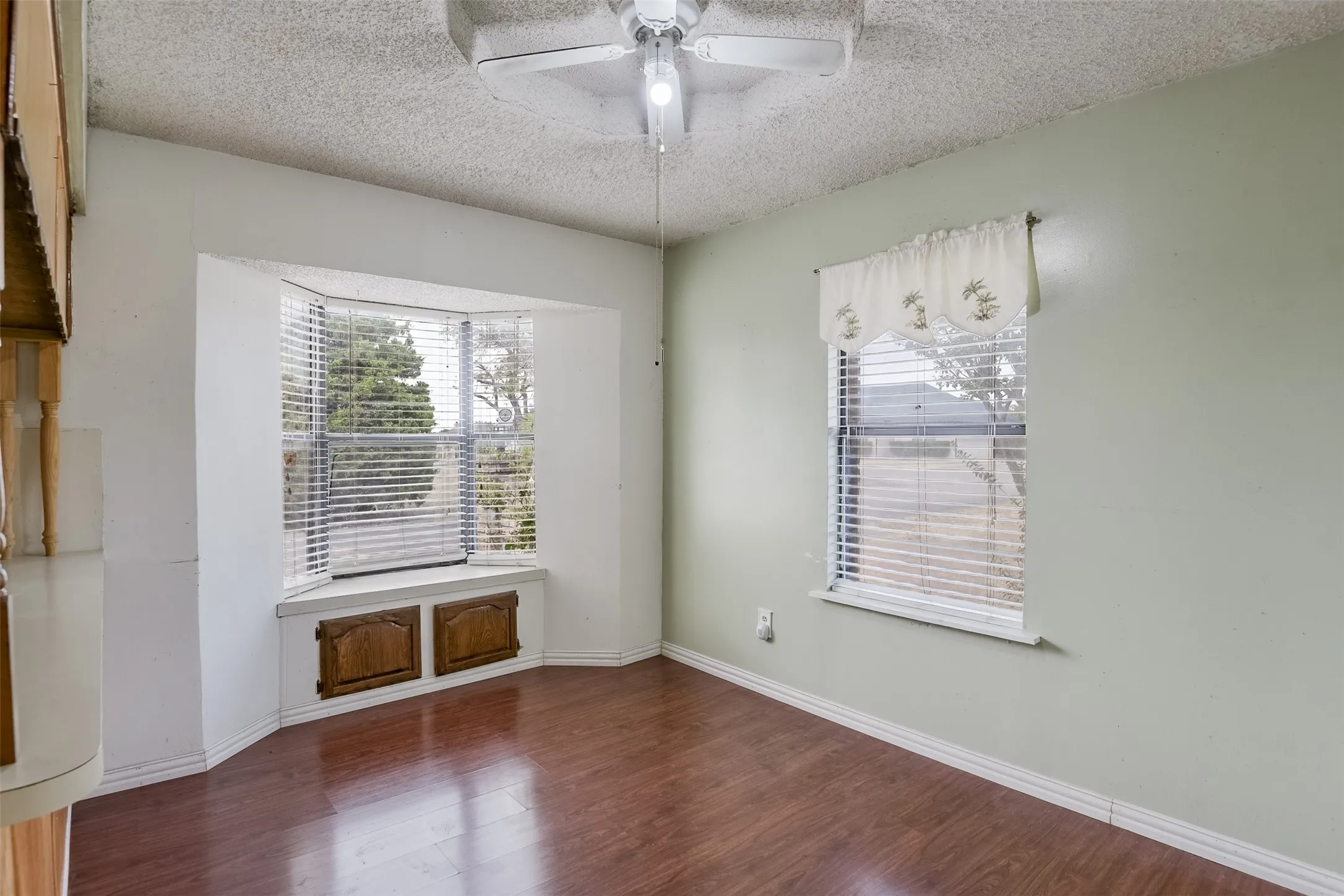 Single Family Residence For Sale in Ellis County , 514 Sunflower Street, Red Oak, Texas 75154, 4 Bedroom, 3 Bathroom, 2 Garage spaces, 2,448 Sqft, built in 1979, mls#21367978, Real Estate Agent in Red Oak, Homes For Sale in Ellis county, Homes For Sale in Red Oak, Realtor in Red Oak Texas, Real Estate Brokerage Independent Realty Texas, Luminita Cordes Realtor
