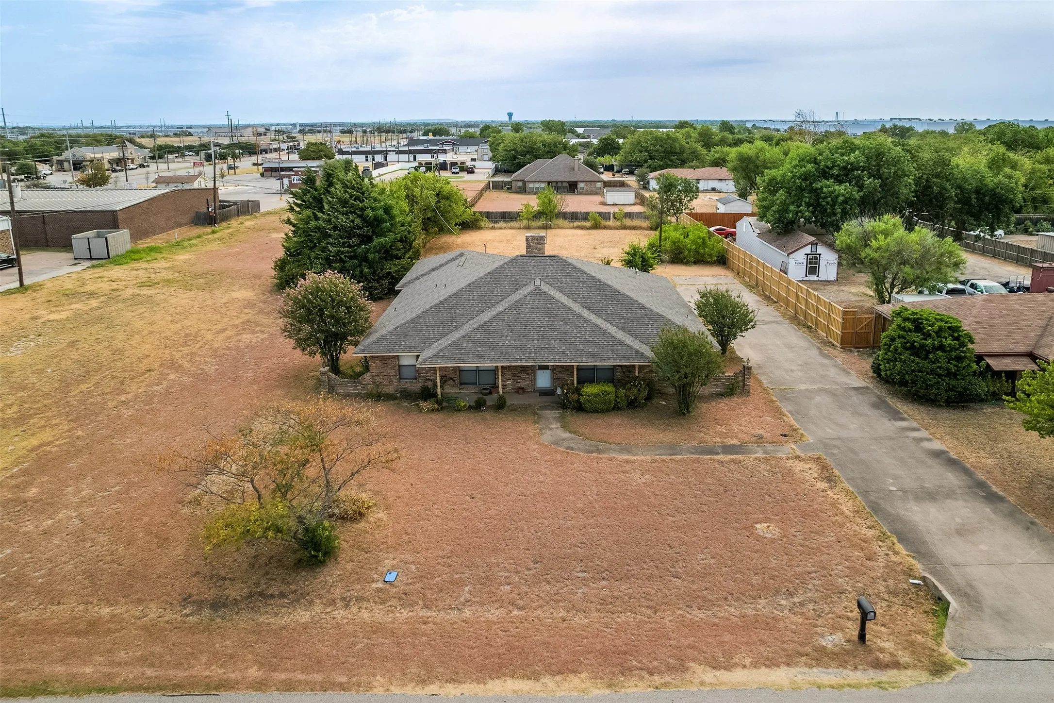 Single Family Residence For Sale in Ellis County , 514 Sunflower Street, Red Oak, Texas 75154, 4 Bedroom, 3 Bathroom, 2 Garage spaces, 2,448 Sqft, built in 1979, mls#21367978, Real Estate Agent in Red Oak, Homes For Sale in Ellis county, Homes For Sale in Red Oak, Realtor in Red Oak Texas, Real Estate Brokerage Independent Realty Texas, Luminita Cordes Realtor