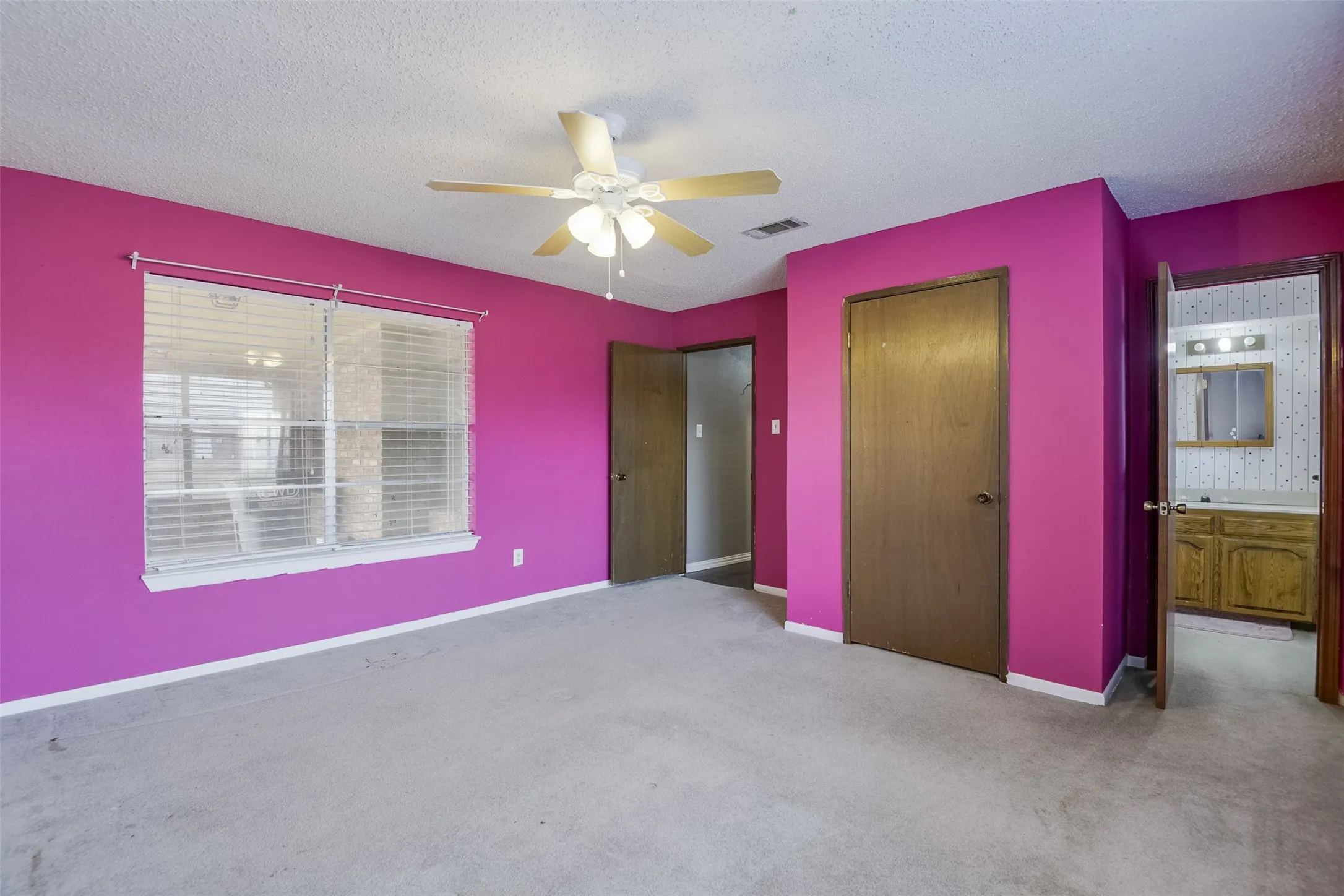 Single Family Residence For Sale in Ellis County , 514 Sunflower Street, Red Oak, Texas 75154, 4 Bedroom, 3 Bathroom, 2 Garage spaces, 2,448 Sqft, built in 1979, mls#21367978, Real Estate Agent in Red Oak, Homes For Sale in Ellis county, Homes For Sale in Red Oak, Realtor in Red Oak Texas, Real Estate Brokerage Independent Realty Texas, Luminita Cordes Realtor
